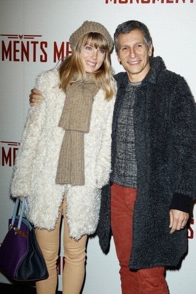 Nagui et son épouse Mélanie Page assistent à la première de'Monuments Men' Paris au cinéma UGC Normandie le 12 février 2014 à Paris, France. | Photo : Getty Images