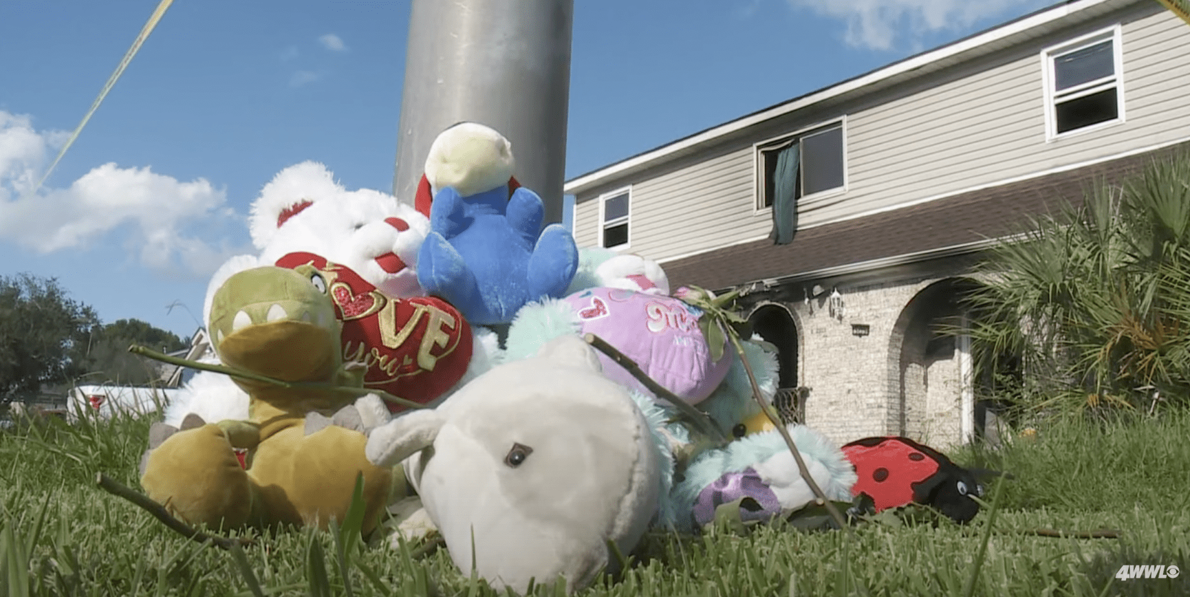 Stuffed toys left for the three children outside their home. | Source: YouTube.com/WWLTV