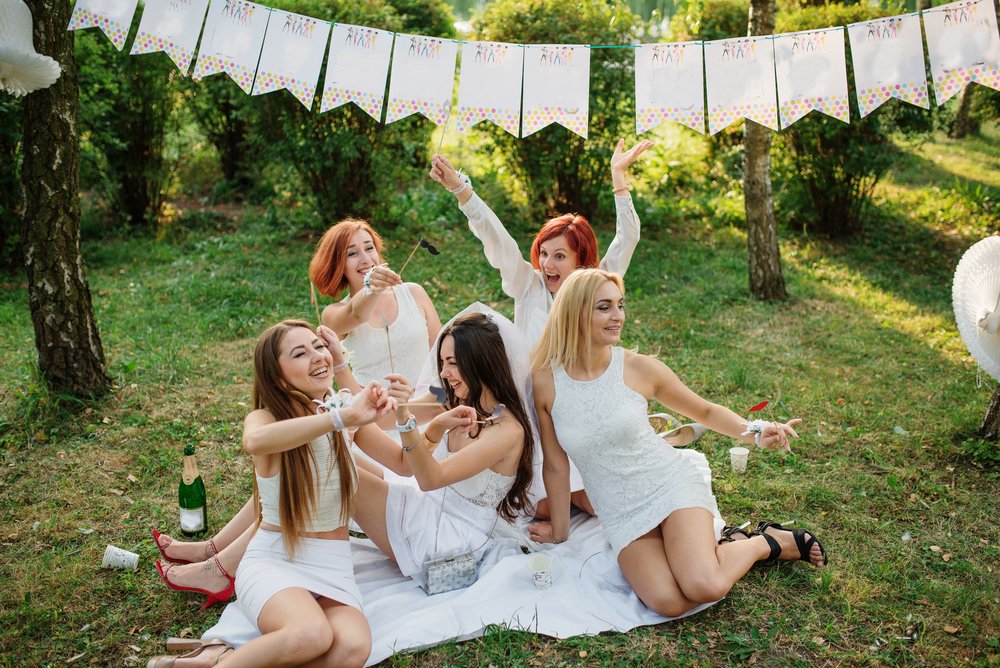 Mujeres vestidas de blanco. | Foto: Shutterstock