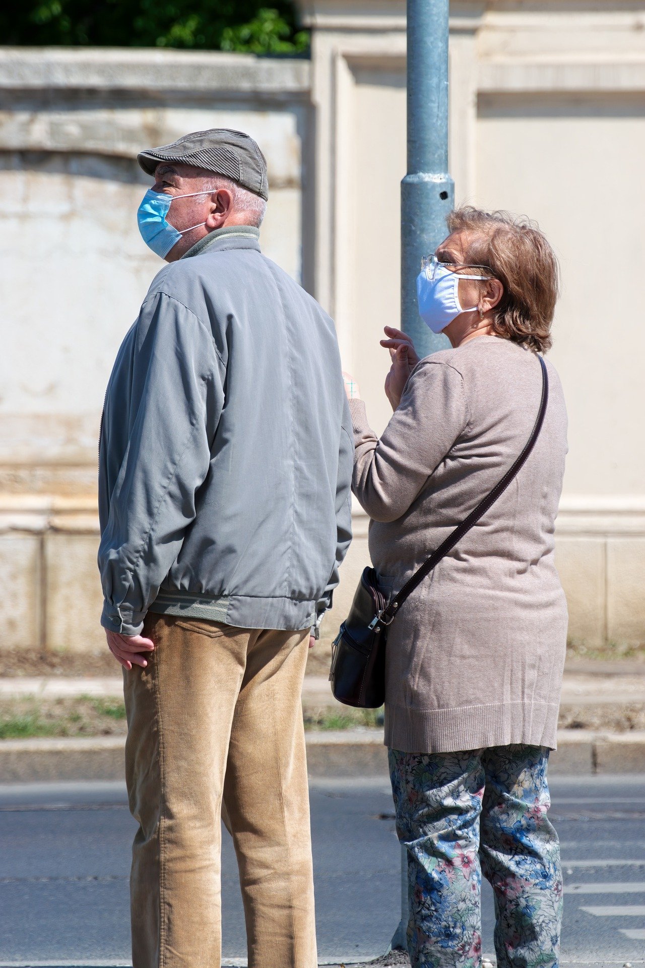 Adultos mayores se protegen con mascarillas. | Foto: Pixabay