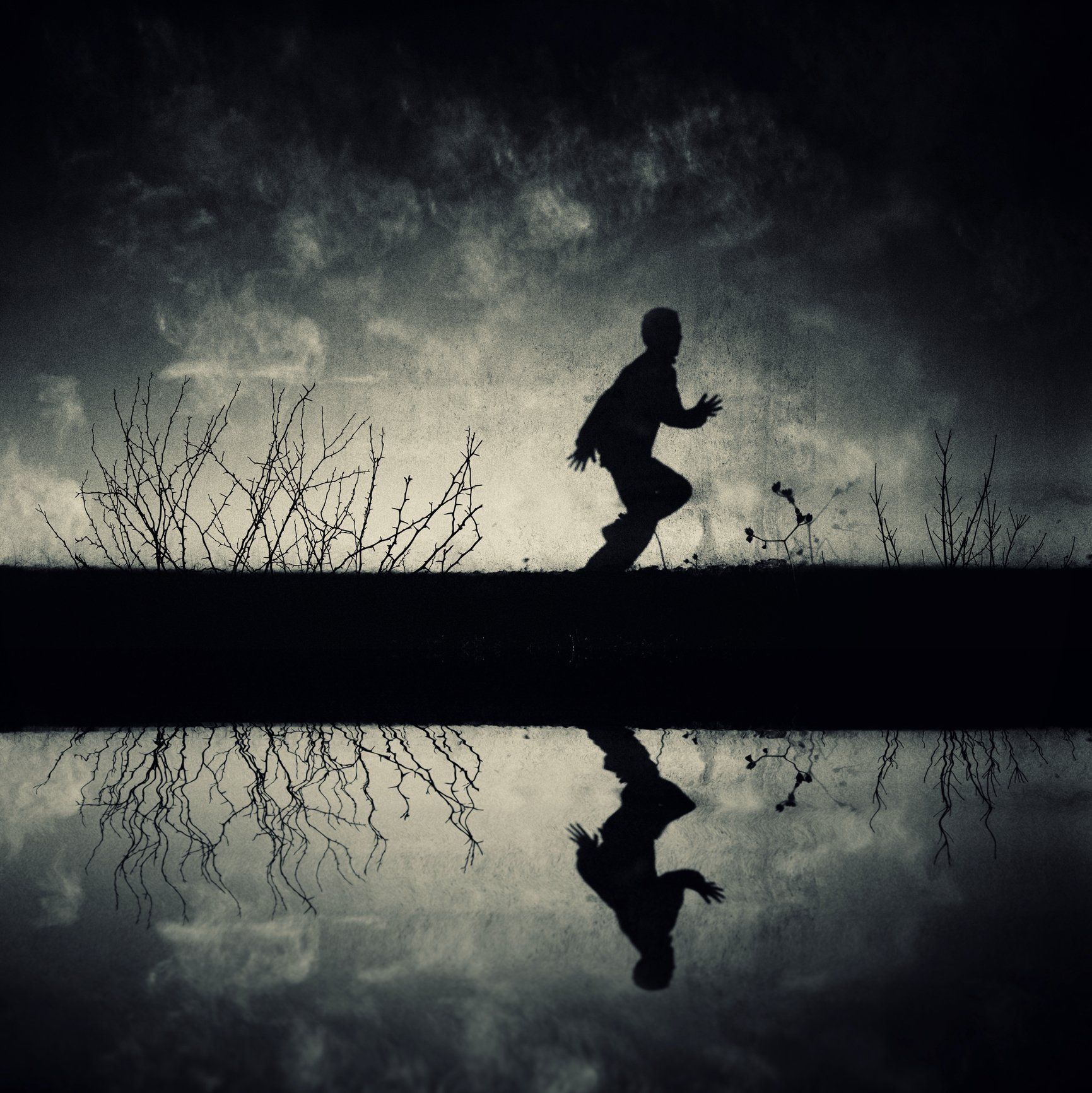 Photo of a boy running with reflection in lake | Photo: Getty Images