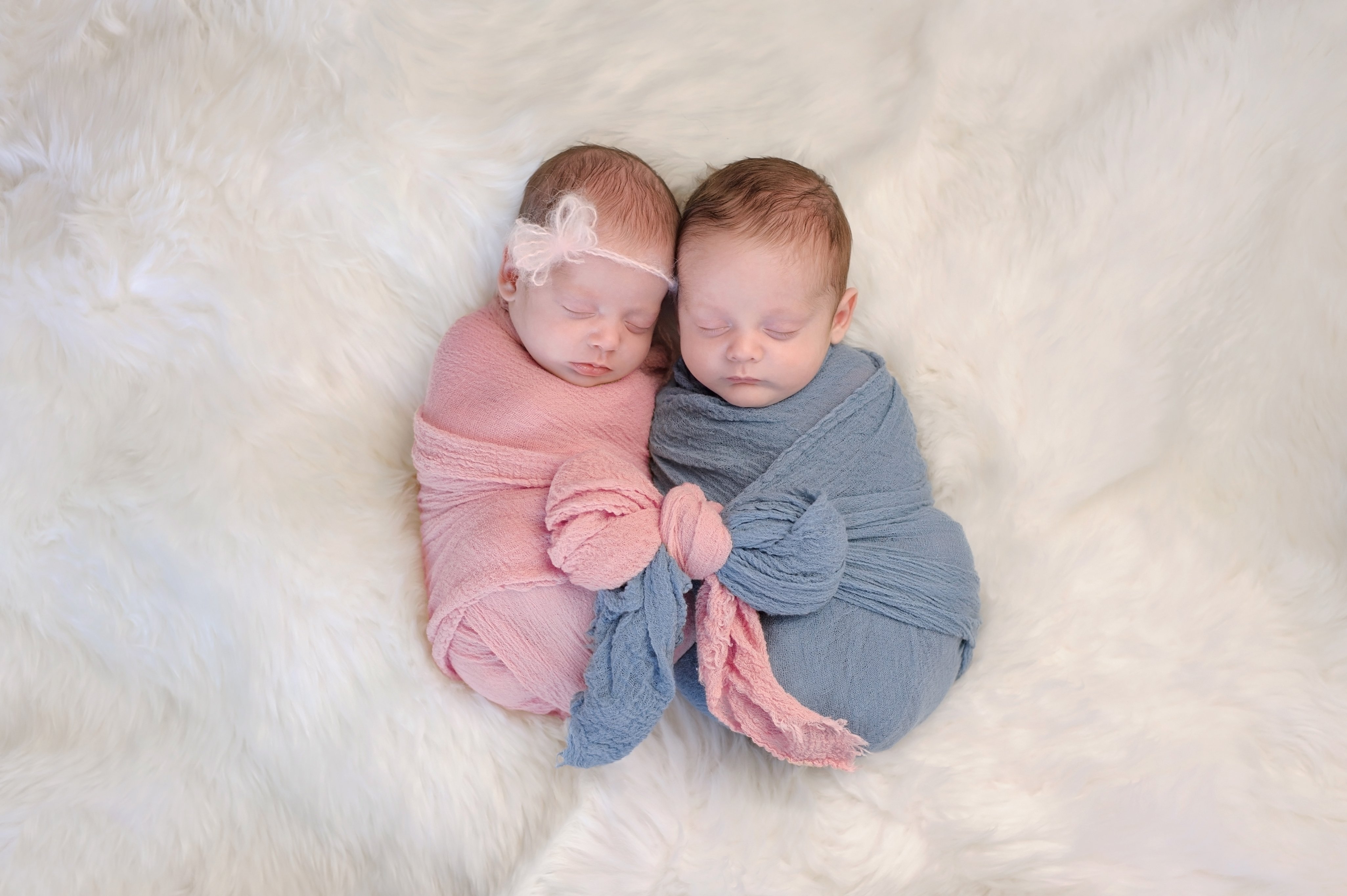Fraternal twins sleeping. | Photo: Shutterstock