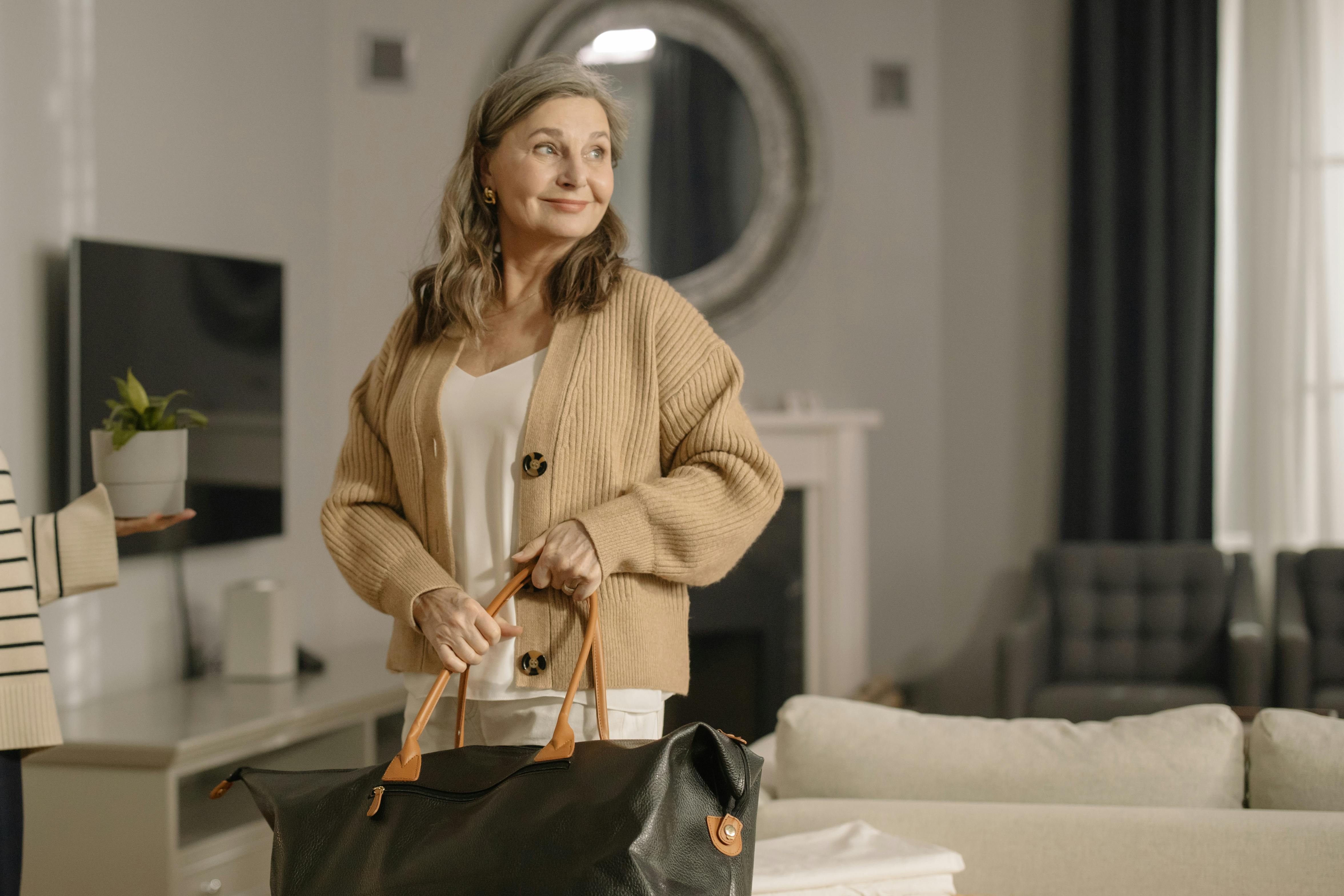 A woman holding a bag before leaving a house | Source: Pexels