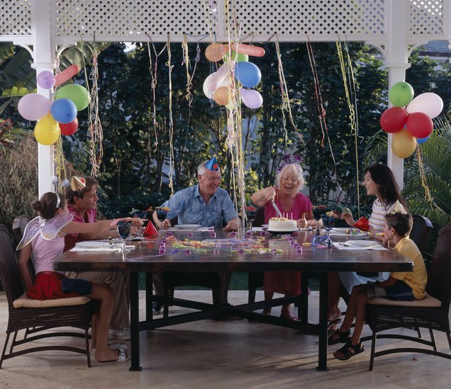 Familia celebrando fiesta de cumpleaños.| Foto: Getty Images