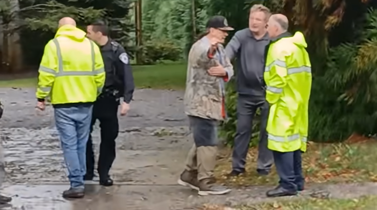 Stephen and Alec Baldwin talk to police officers after the crash, from a video dated October 14, 2025 | Source: YouTube/@nypost