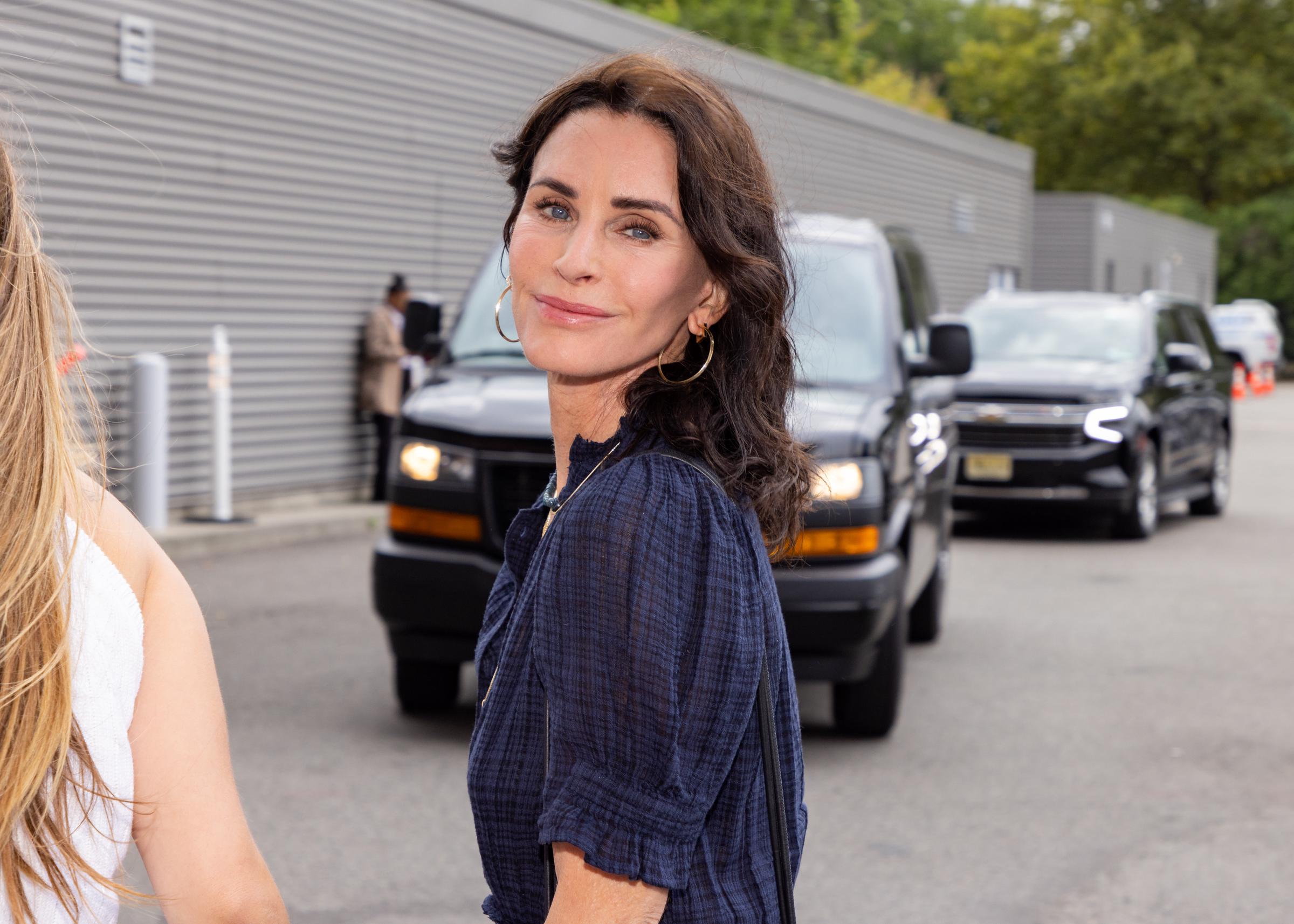 Courteney Cox at the Women's Single Finals of the US Open - Celebrity Blue Carpet held at USTA Billie Jean King National Tennis Center on September 7, 2024, in New York City | Source: Getty Images