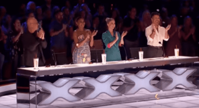 Susan Boyle receiving a standing ovation after her performance on "America’s Got Talent" at the Dolby Theatre in Hollywood | Photo: YouTube/Talent Recap