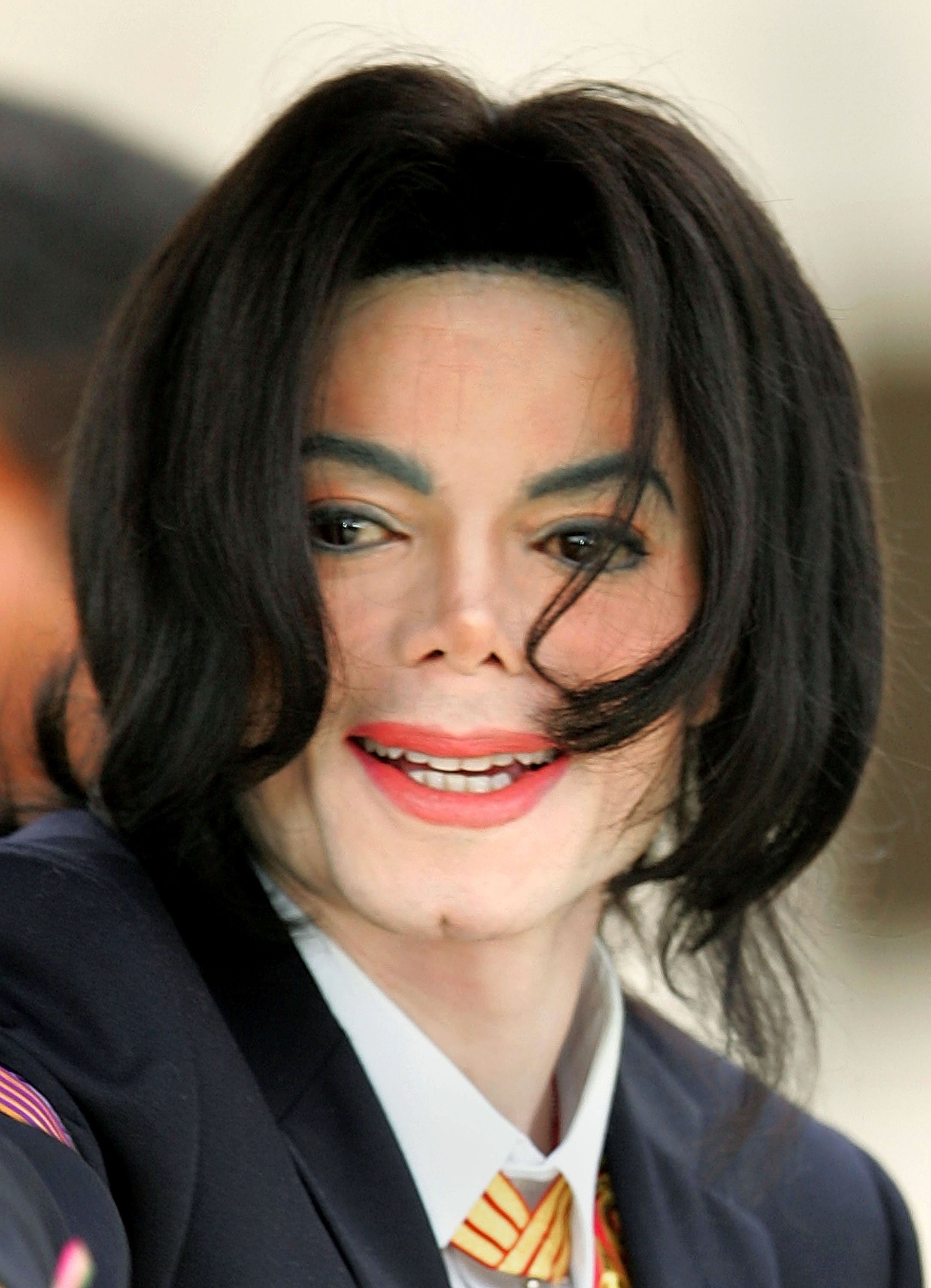 The Late Michael Jackson during his child molestation trial at the Santa Barbara County Courthouse in March 2005. | Photo: Getty Images.  