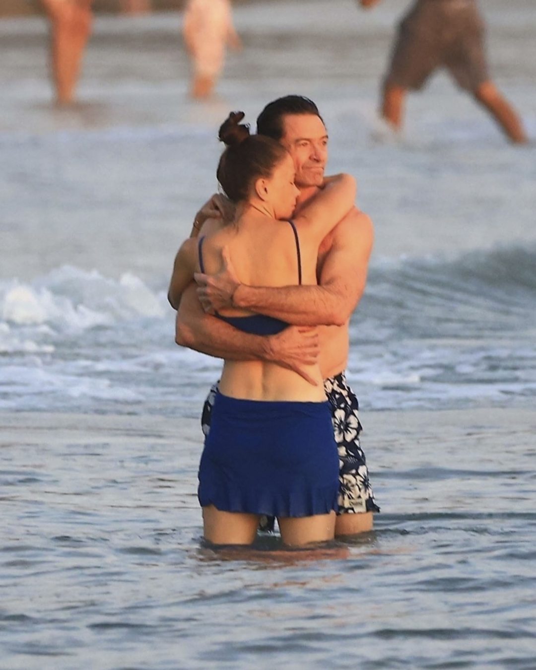 Hugh Jackman and Sutton Foster are seen embracing on a Costa Rican beach, dated January 5, 2026 | Source: Instagram/pagesix