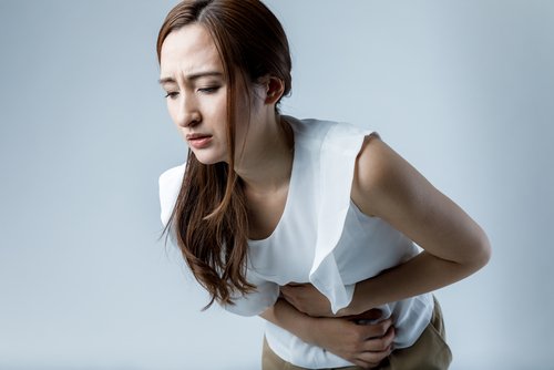 Une femme ayant des maux de ventre. l Source: Shutterstock Une femme ayant des maux de ventre. l Source: Shutterstock