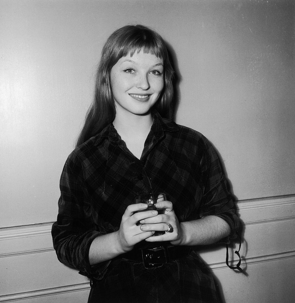 Marina Vlady reçoit le prix Suzanne Bianc le 18 novembre 1954 | Photo : Getty Images