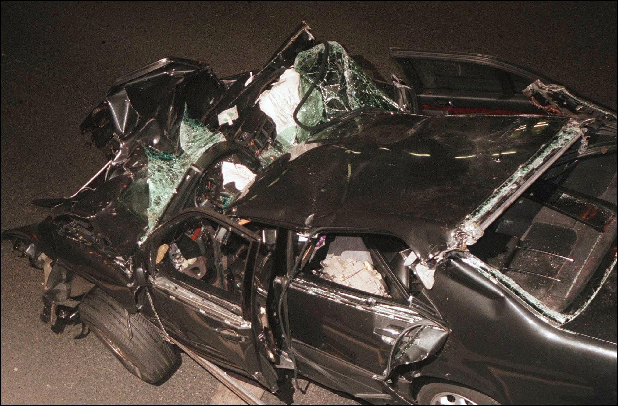 Das Wrack von Prinzessin Dianas Auto im Alma-Tunnel von Paris nach ihrem tödlichen Autounfall am 21. August 1997 | Quelle: Getty Images
