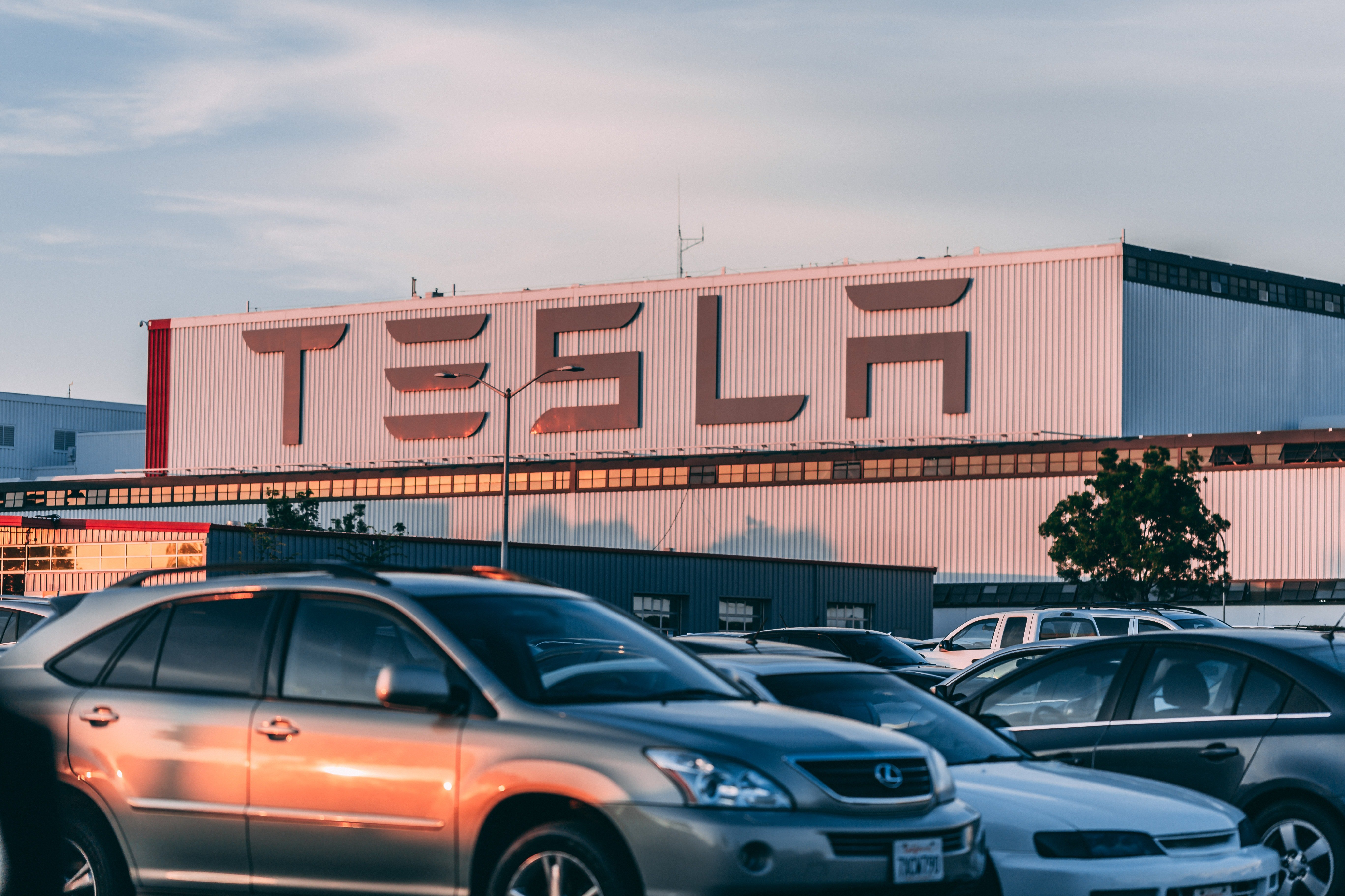 Autos werden vor Tesla-Gebäude geparkt | Quelle: Pexels