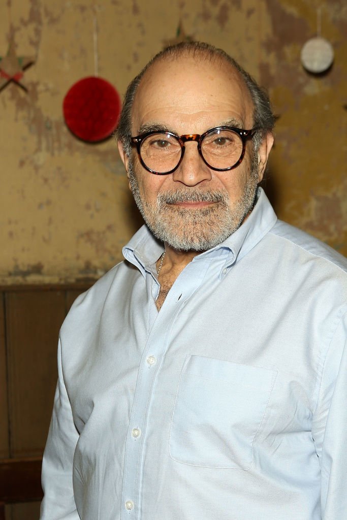 David Suchet assiste à la représentation de la nuit de la presse de "Christmas Carol - A Fairy Tale" au Wilton's Music Hall le 5 décembre 2019 à Londres, en Angleterre. | Photo : Getty Images