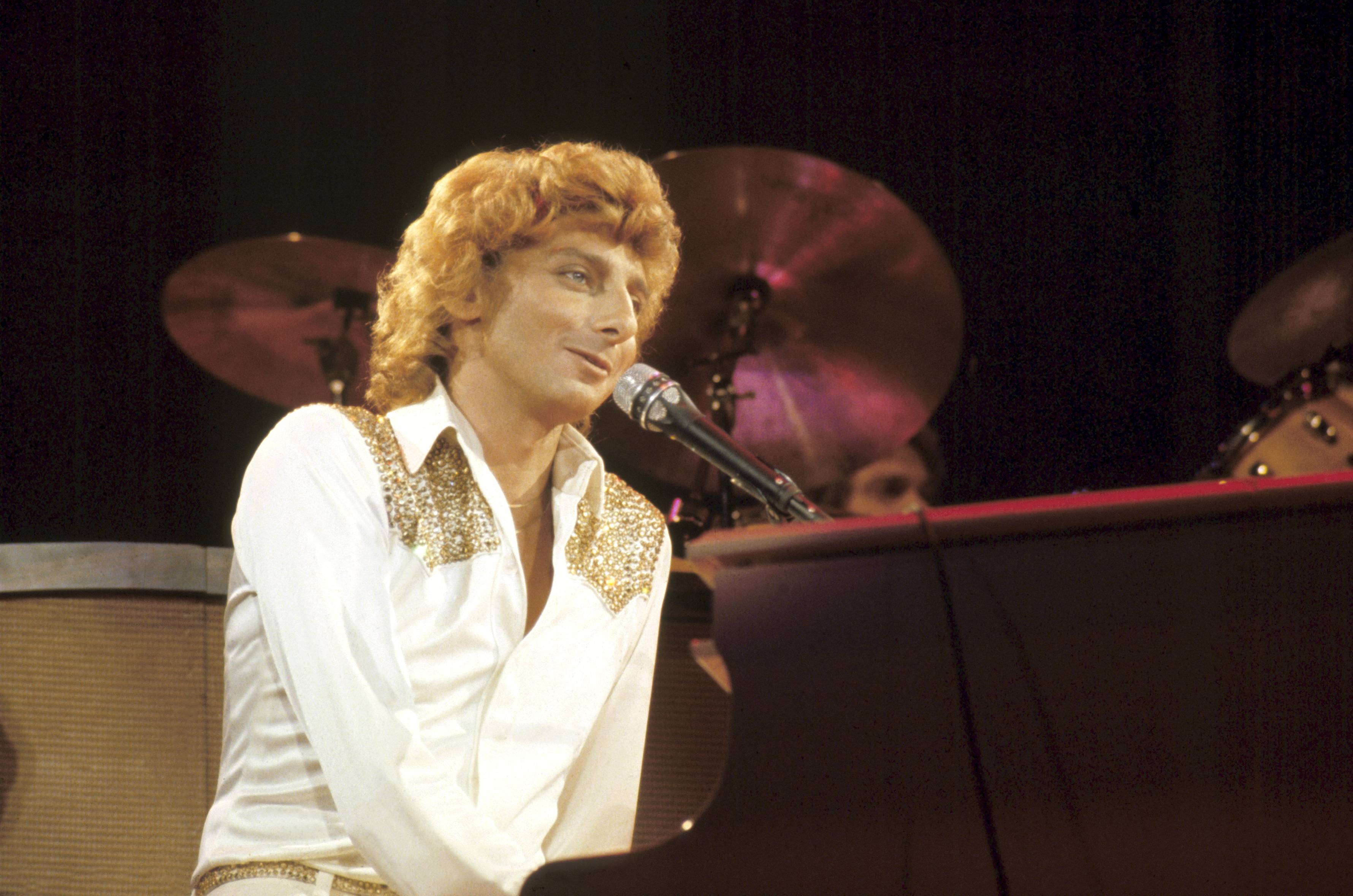 Manilow's early commercial work taught him how quickly a song had to connect. He later said writing jingles helped him understand how to build the hooks that became central to his pop career. | Source: Getty Images