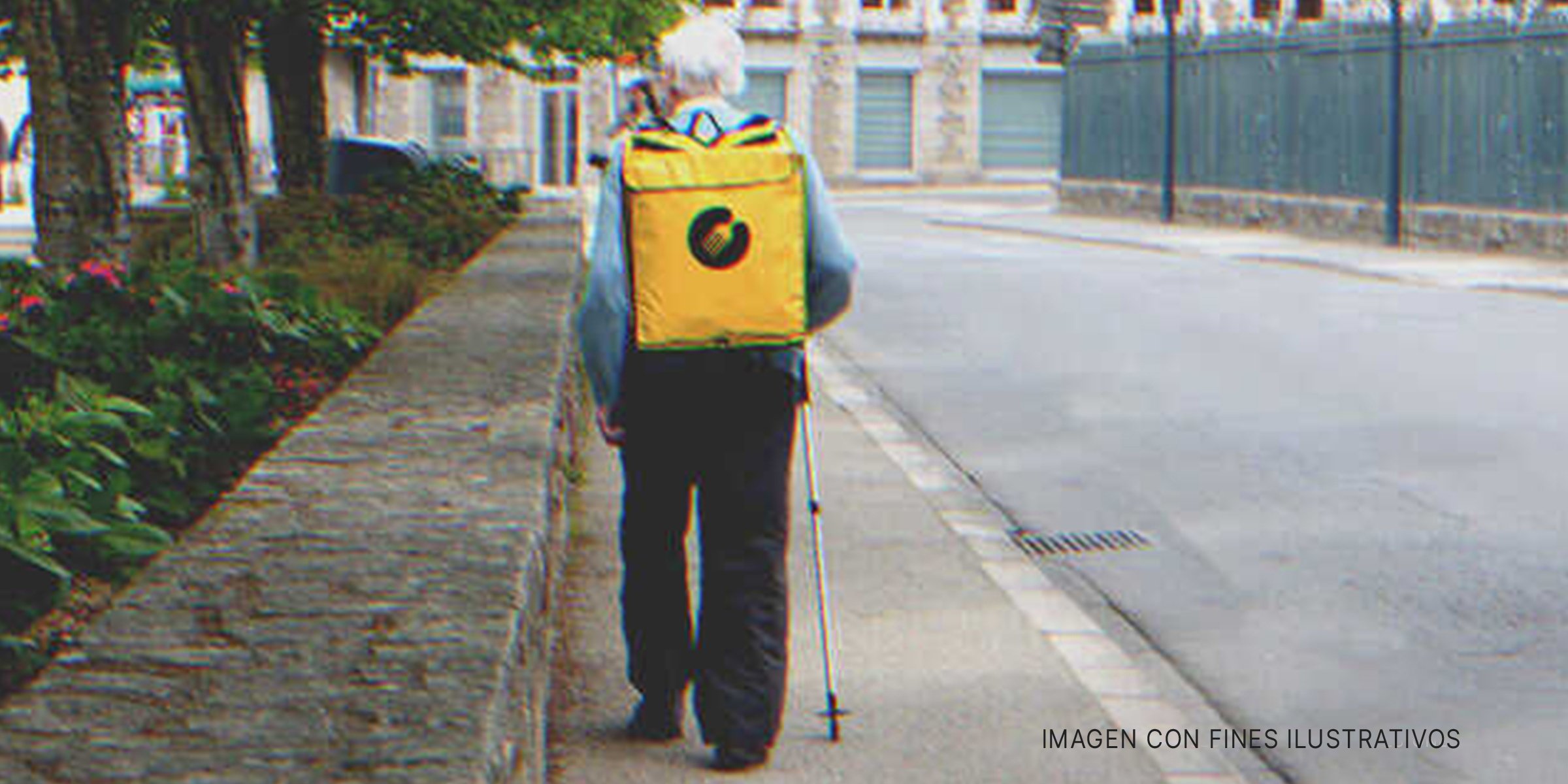 Hombre mayor caminando con un bastón. | Foto: Shutterstock