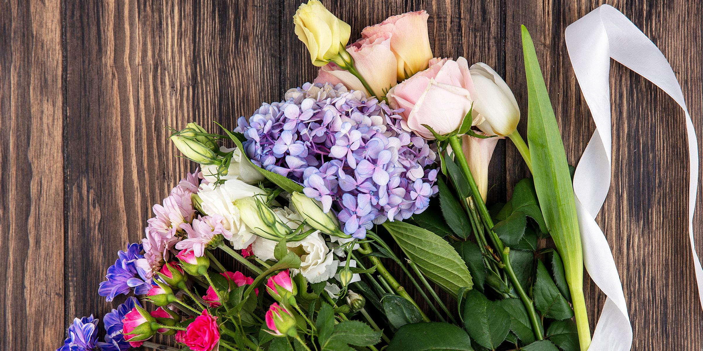 A bunch of flowers | Source: Freepik