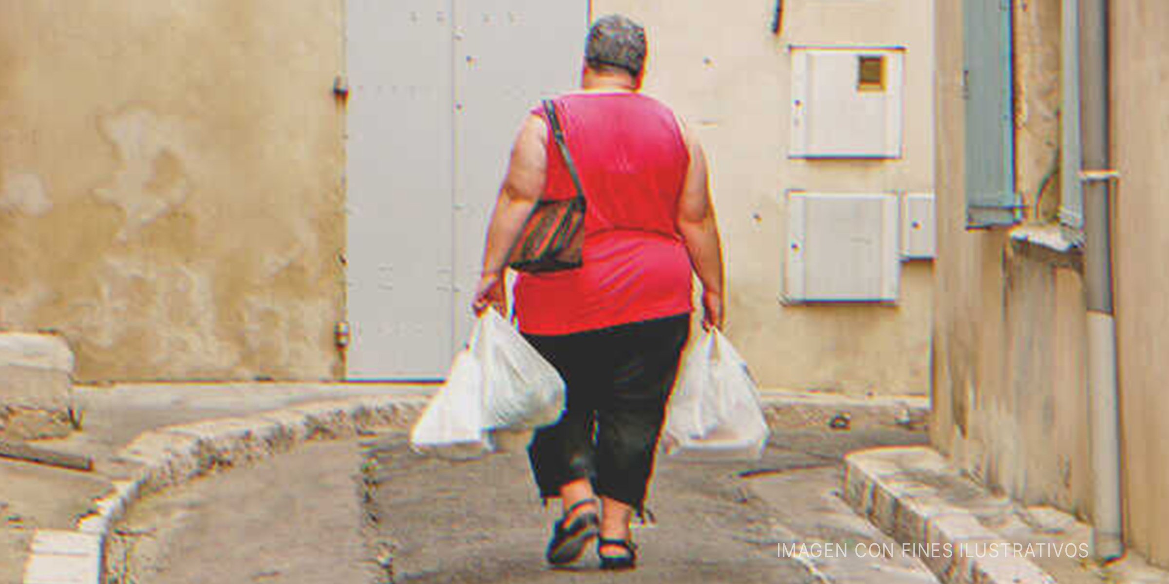 Mujer regresando del mercado | Foto: Shutterstock