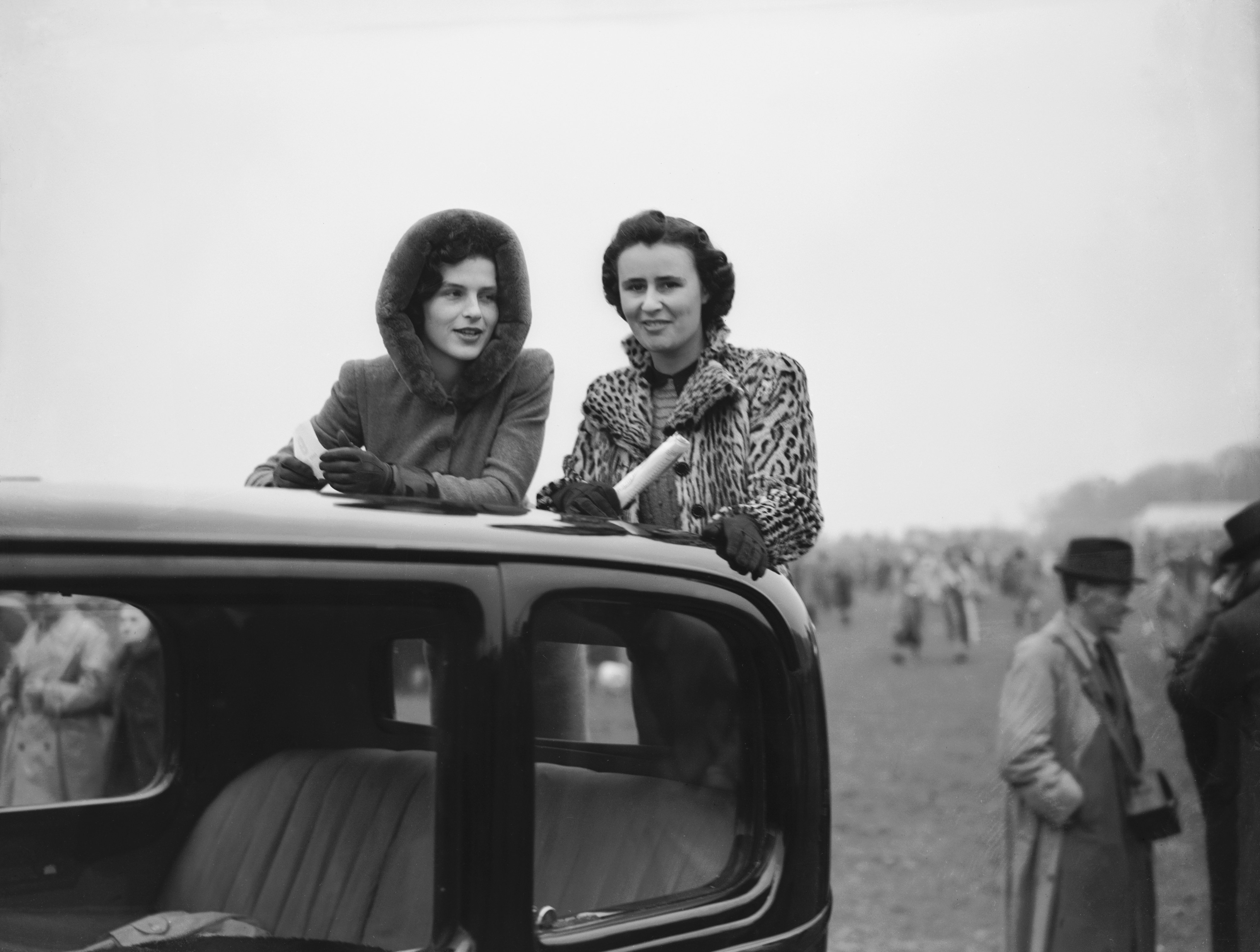 Osla Benning (left) and Babette Talbot Baines at the Whaddon Chase point-to-point at Nash, 1939. | Photo: Getty Images