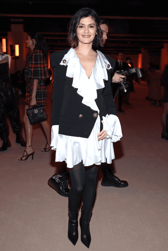 PARIS, FRANCE - 28 FÉVRIER : Audrey Tautou portant un blazer noir Balmain et un chemisier à volants blancs au défilé Balmain pendant la Fashion Week féminine automne/hiver à Paris, France, le 28 février 2020. | Photo : Getty Images