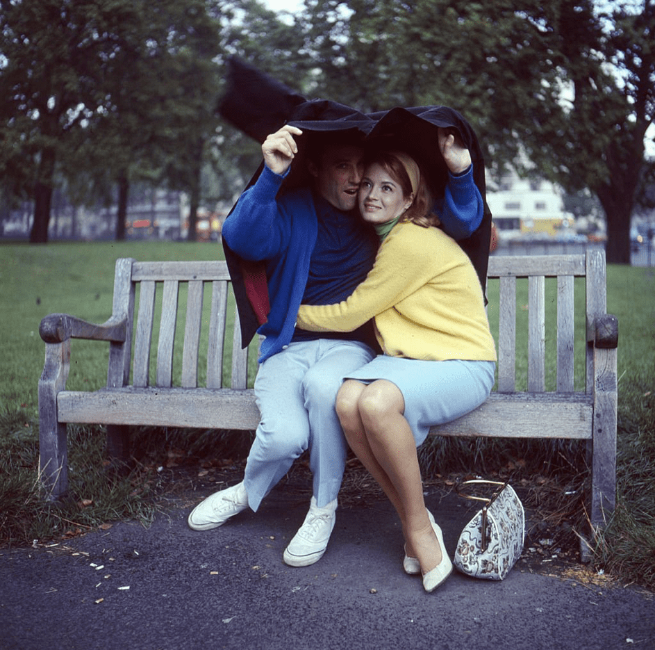 Burt Bacharach und Angie Dickinson in einem Londoner Park 1966. | Quelle: Getty Images