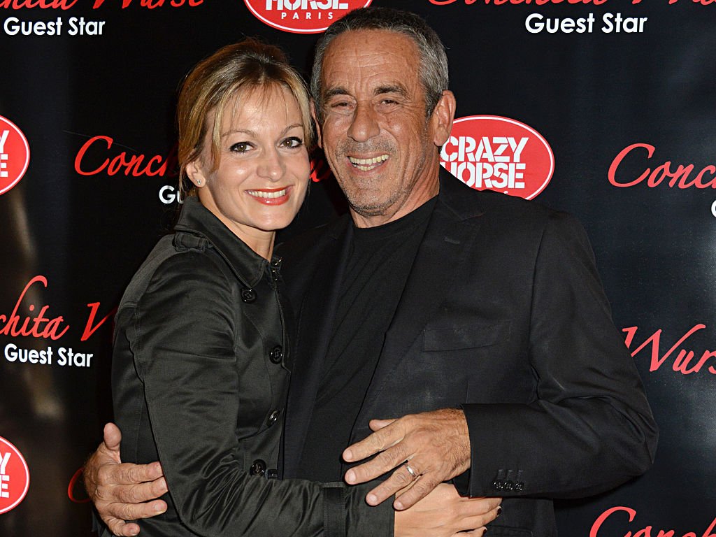 Audrey Crespo-Mara et Thierry Ardisson assistent au "Crazy Horse Show de Conchita Wurst" le 9 novembre 2014 à Paris. | Photo : Getty Images