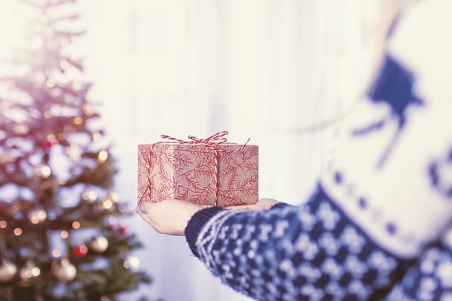 Person holding gift | Source: Unsplash