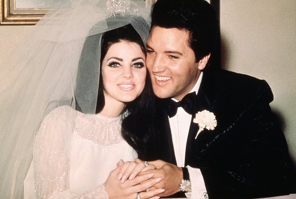 Elvis Presley with his wife, Priscilla Ann Beaulieu, following their wedding May 1, 1967 | Photo: Getty Images