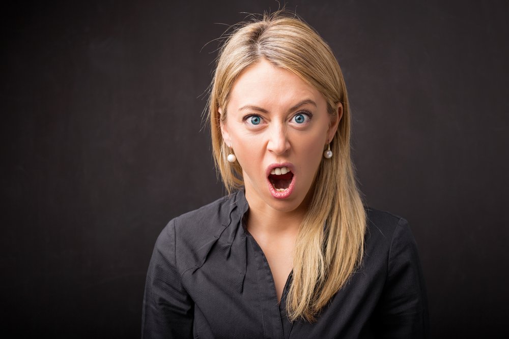 Mujer enojada gritando. │Foto: Shutterstock