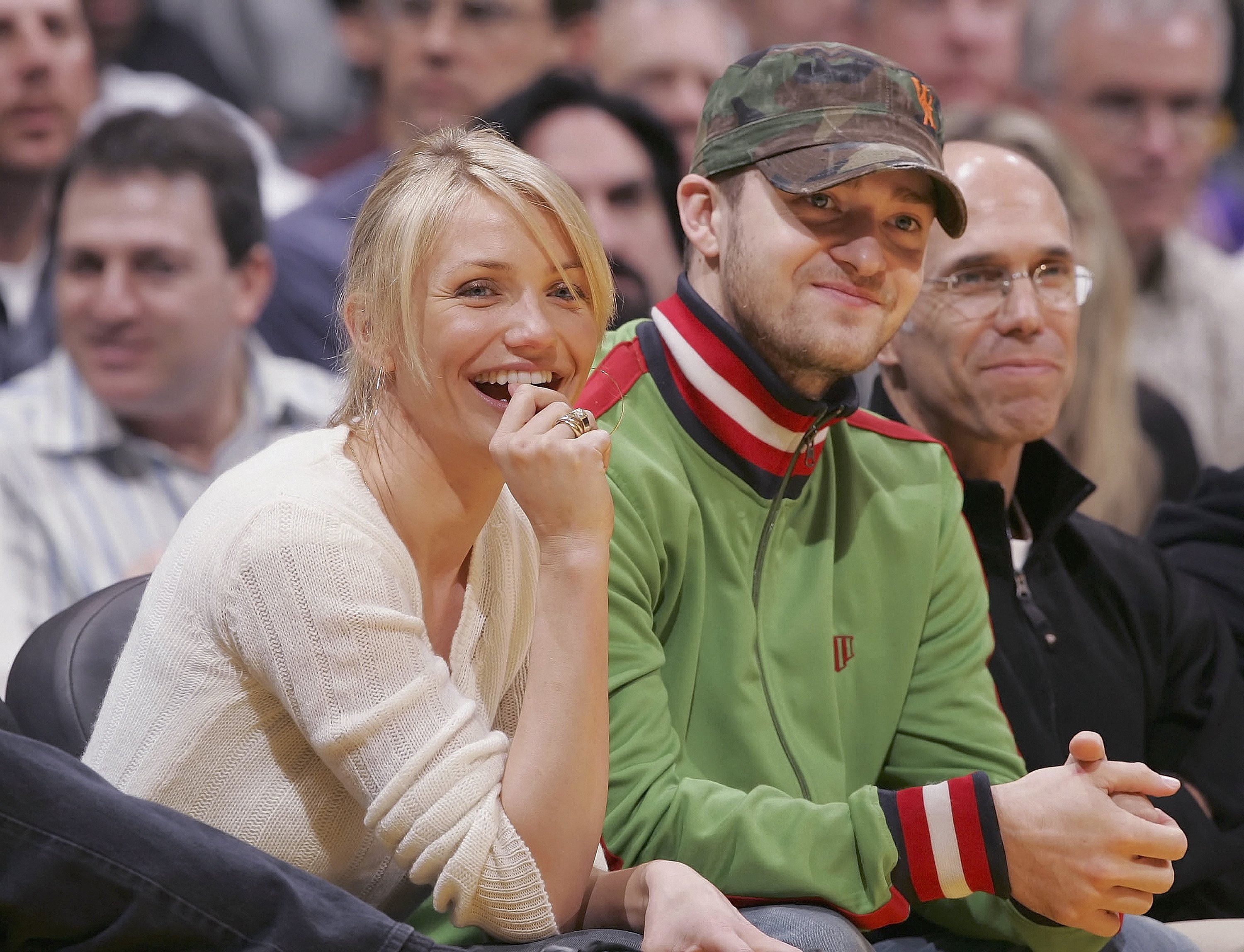 Cameron Diaz and Justin Timberlake watching a game between The Lakers and The Clippers in Los Angeles, California on April 9, 2006 | Source: Getty Images