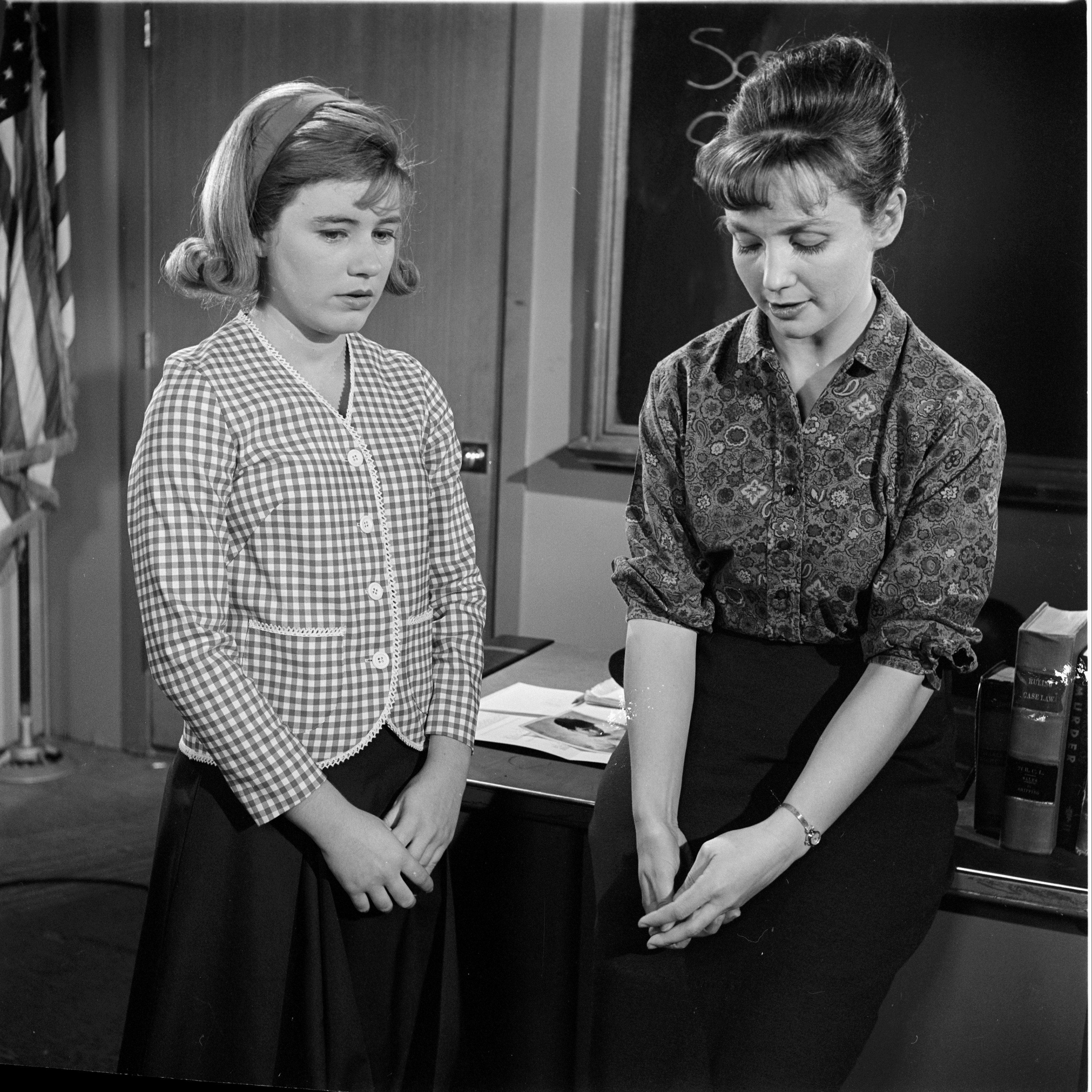 Patty Duke and Marion Ross in "Foster Mother," in 1964 | Source: Getty Images
