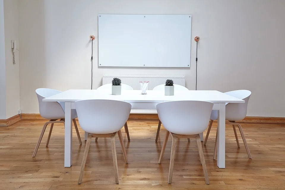 Des chaises et une table. | Photo : Pixabay Des chaises et une table. | Photo : Pixabay