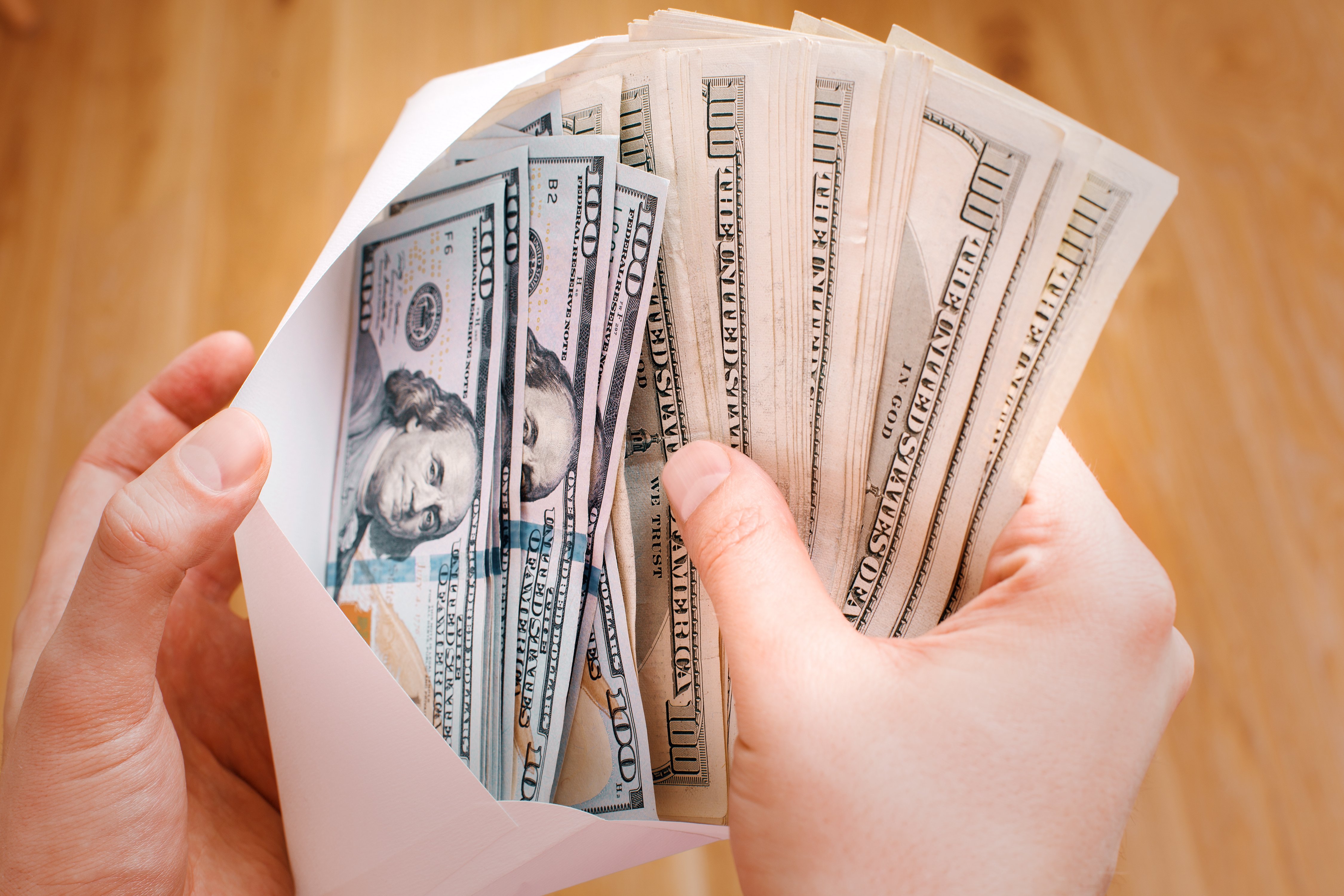Sobre lleno de dinero. | Foto: Shutterstock