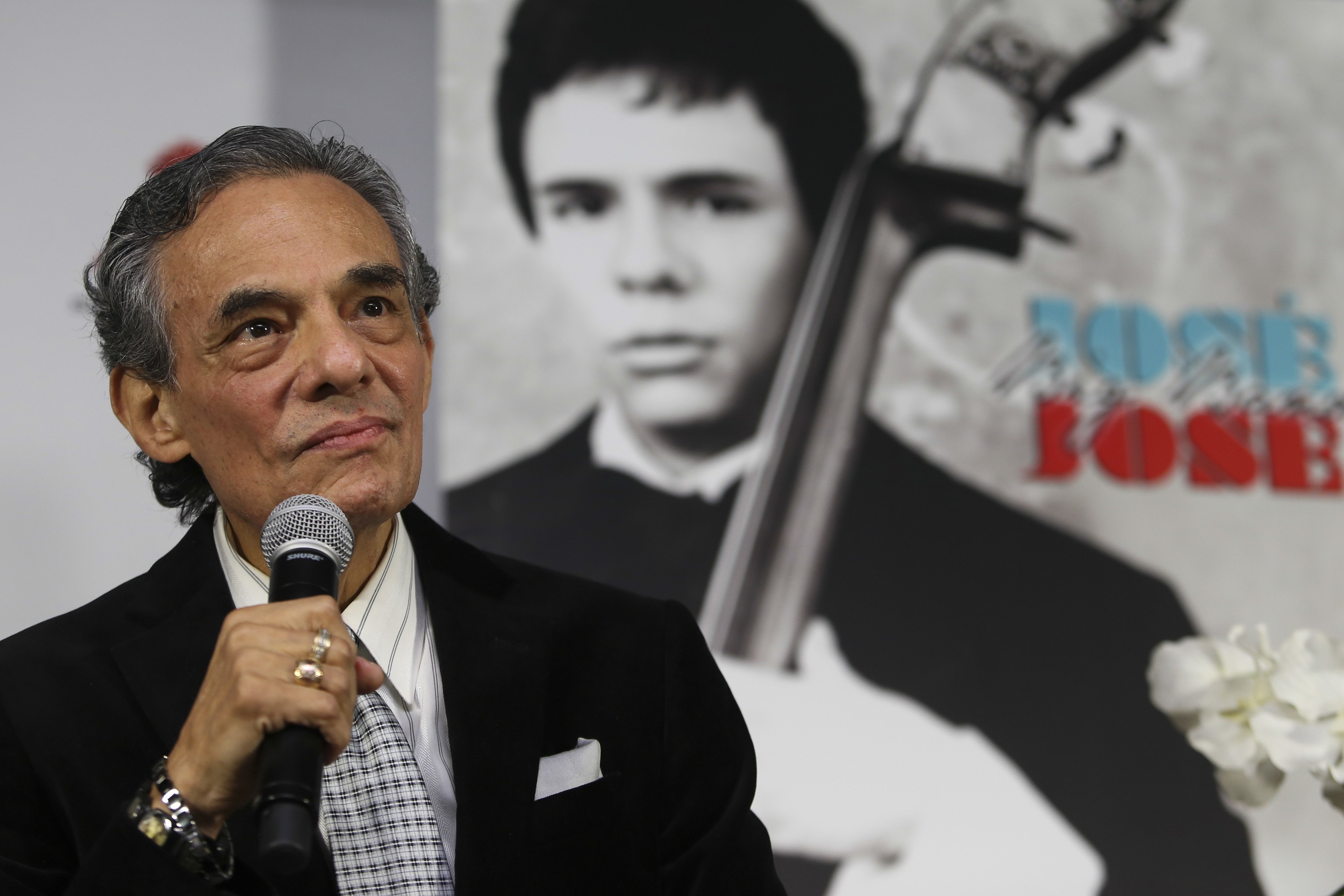 José José presenta material en conferencia de prensa en noviembre de 2014 en Ciudad de México || Fuente: Getty Images José José presenta material en conferencia de prensa en noviembre de 2014 en Ciudad de México || Fuente: Getty Images
