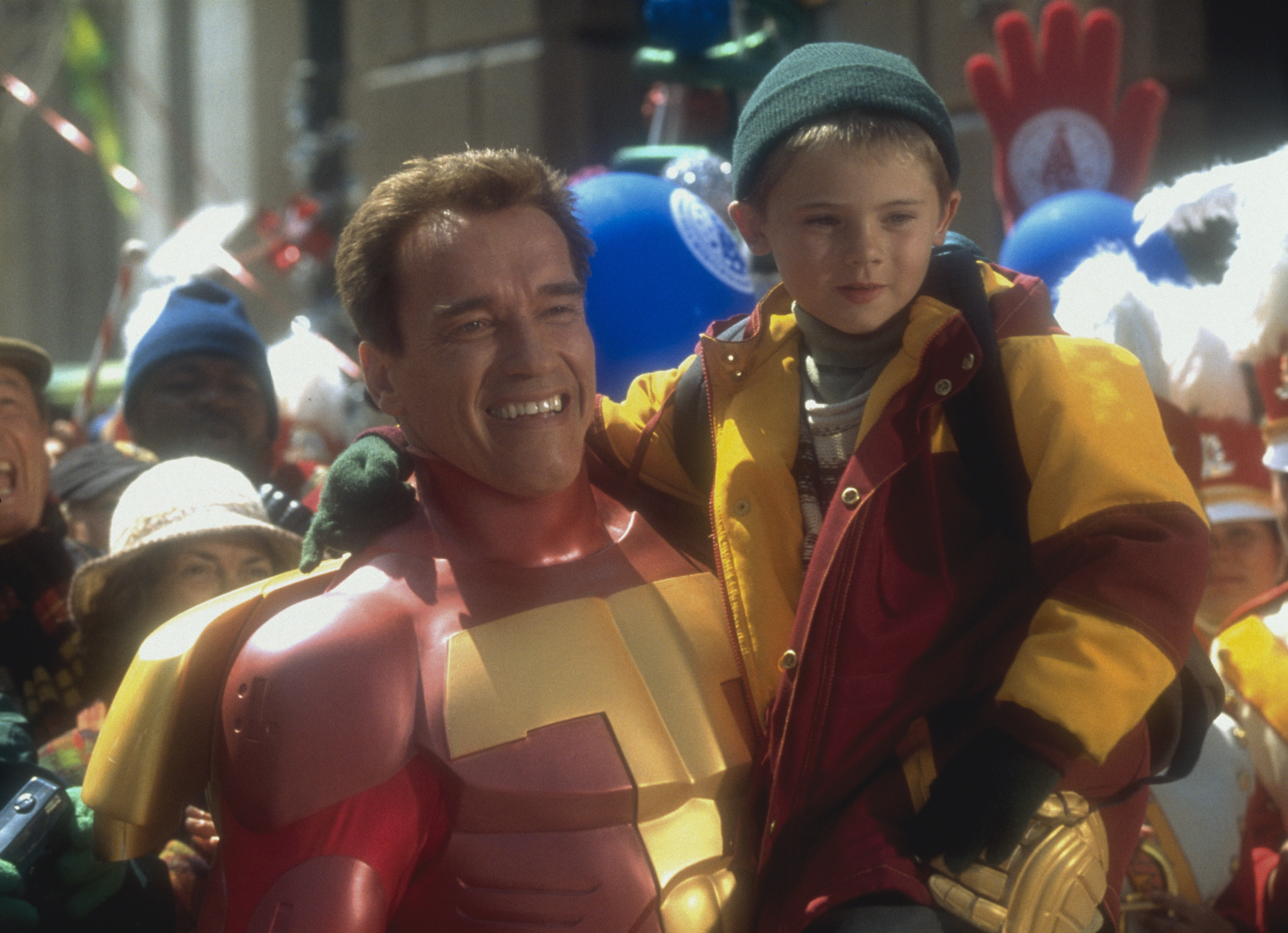 Actor Arnold Schwarzenegger with American actor Jake Lloyd on the set of the film "Jingle All the Way," circa January 1996 | Source: Getty Images