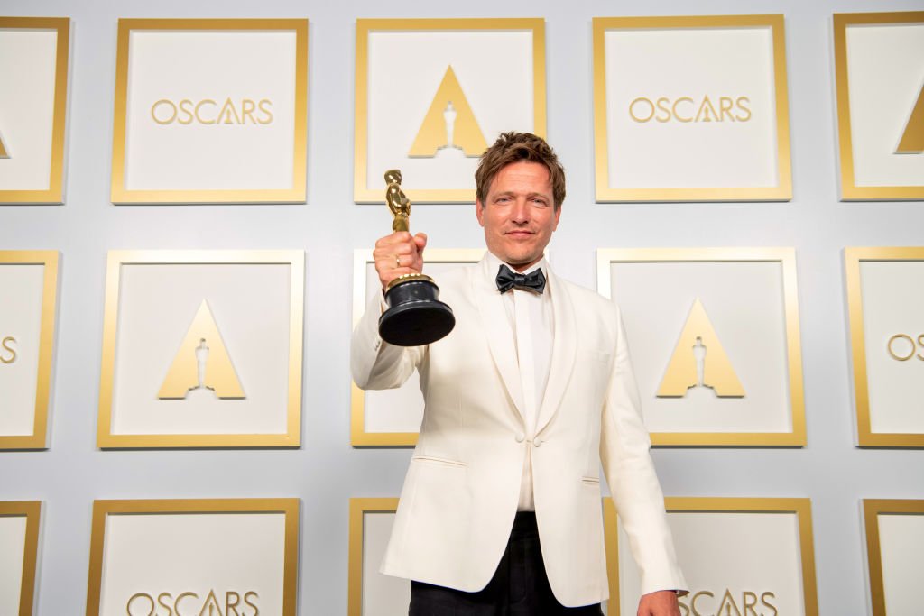 Thomas Vinterberg, lauréat du prix du long métrage international pour 'Another Round', le 25 avril 2021 à Los Angeles. | Photo : Getty Images