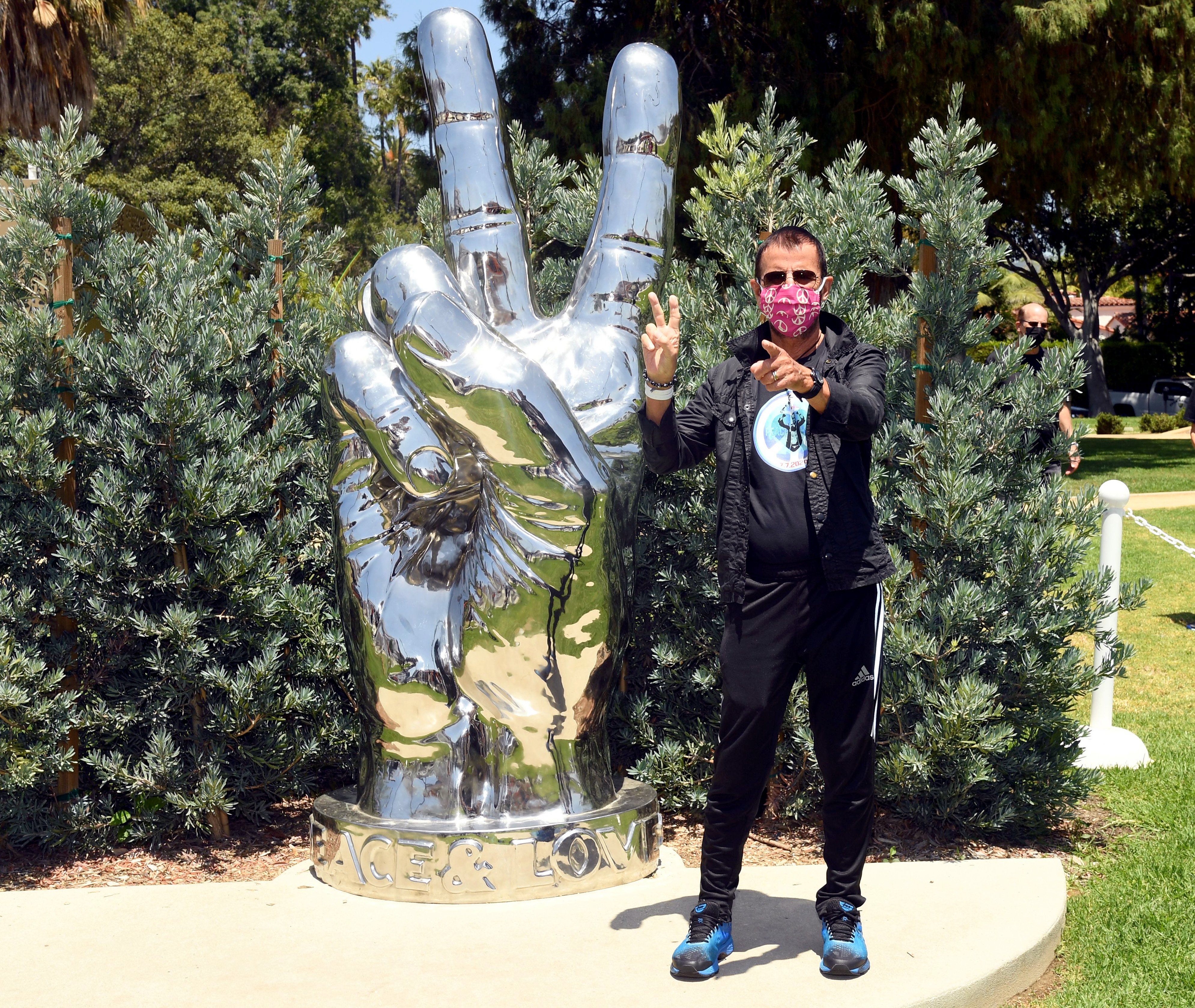 Ringo Starr visits his 'Peace and Love' sculpture to celebrate his 80th birthday on July 07, 2020  | Photo: Getty Images