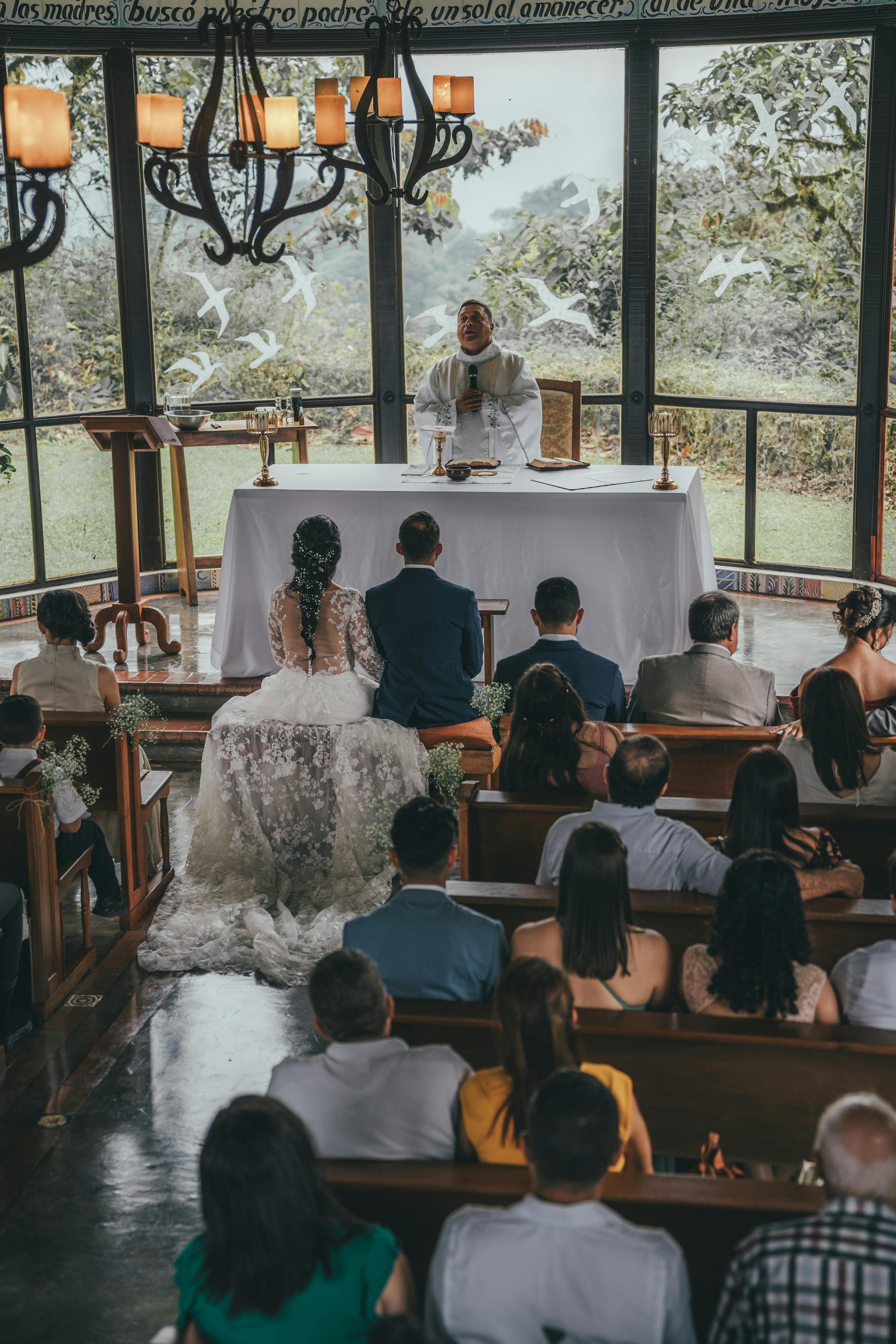 A silent crowd at the wedding | Source: Pexels