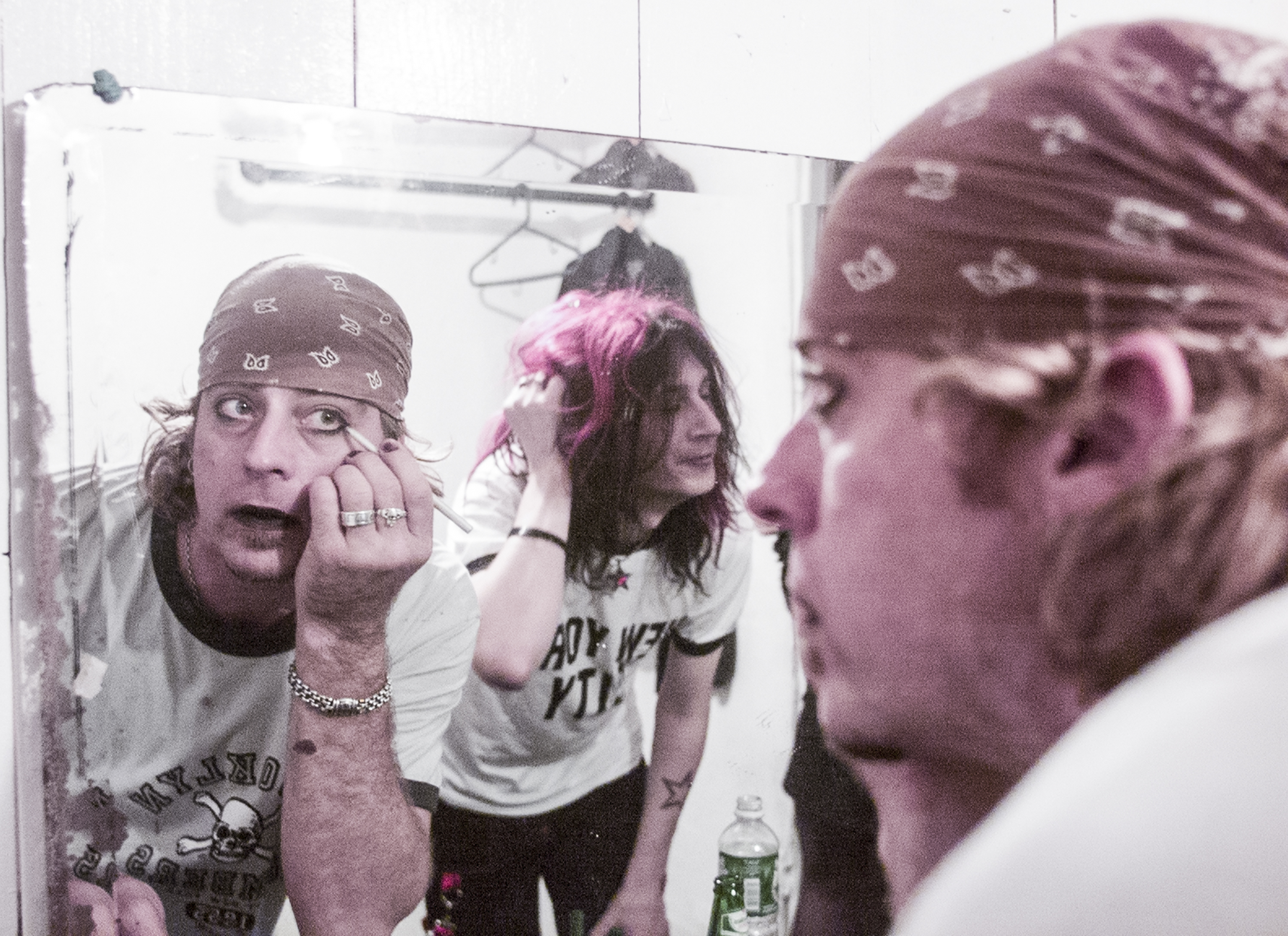 The singer and a fellow band member apply makeup in the dressing room on October 10, 2002, in New York City. | Source: Getty Images