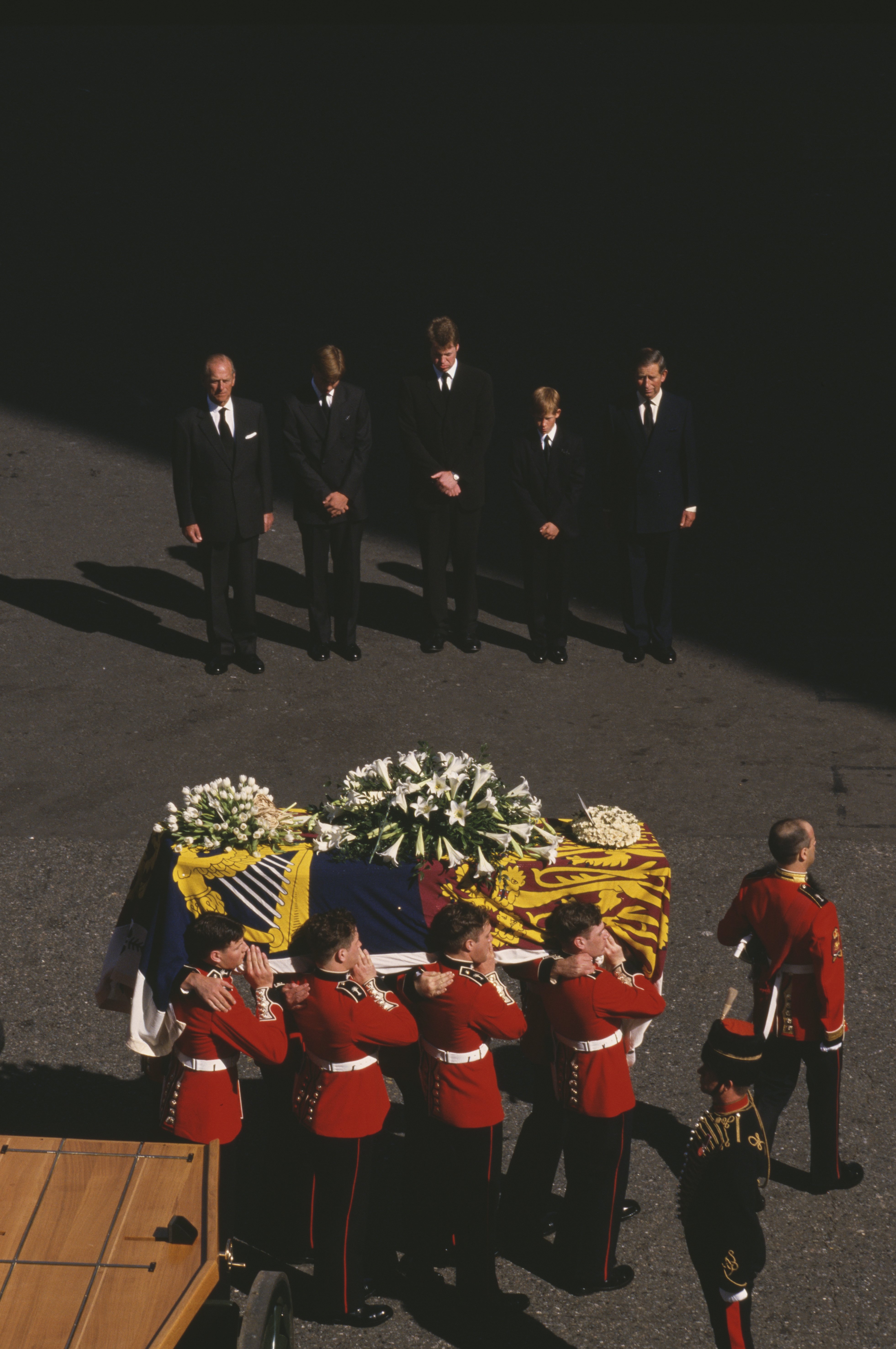 Prince Philip, Prince William, Earl Spencer, Prince Harry and Prince Charles bow their heads behind Princess Diana's casket during the funeral procession of Diana, Princess of Wales on September 6, 1997 in London, England | Source: Getty Images