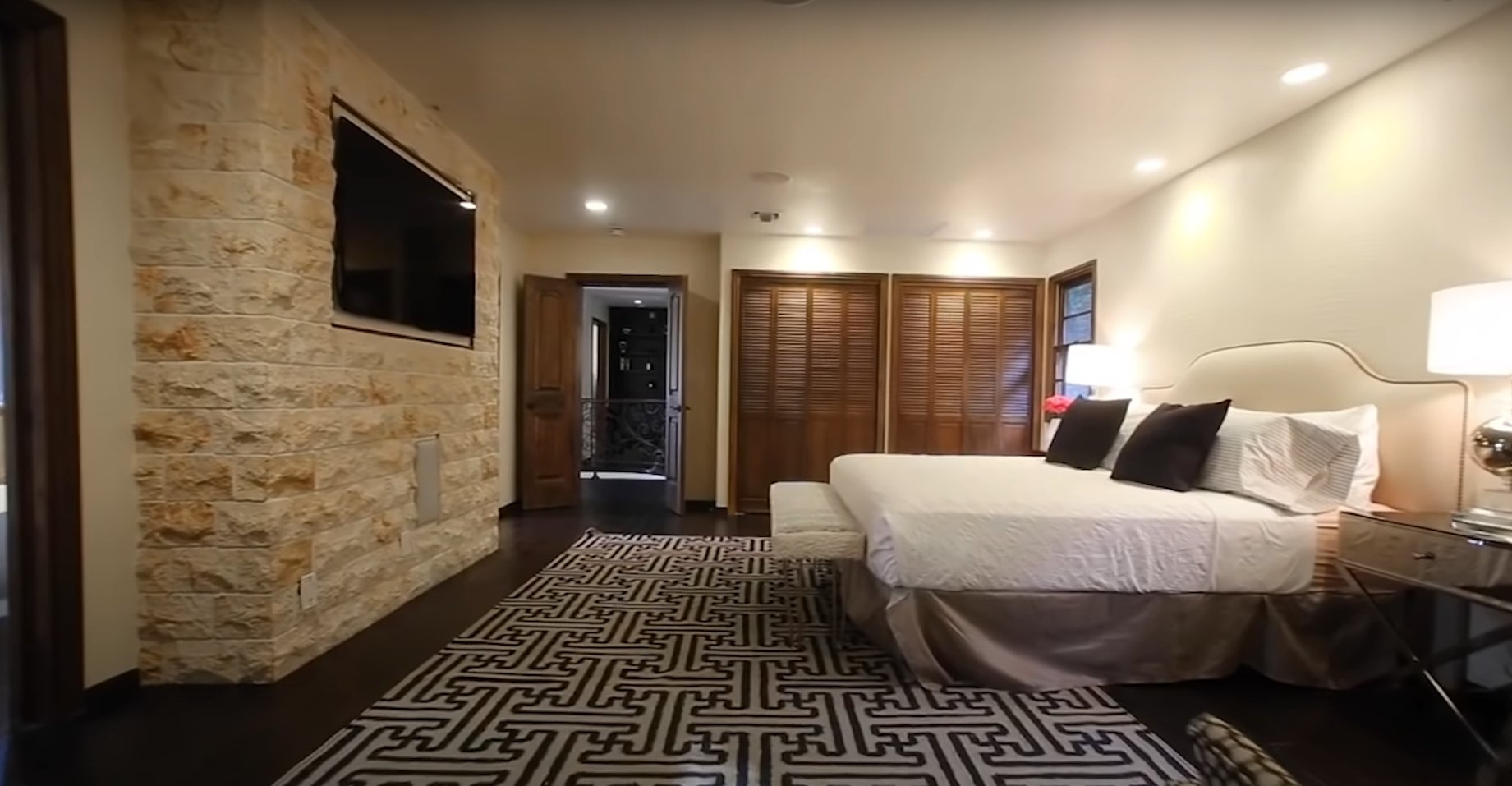 Inside Dwayne Johnson's Beverly Park home | Photo: YouTube/TheRichest