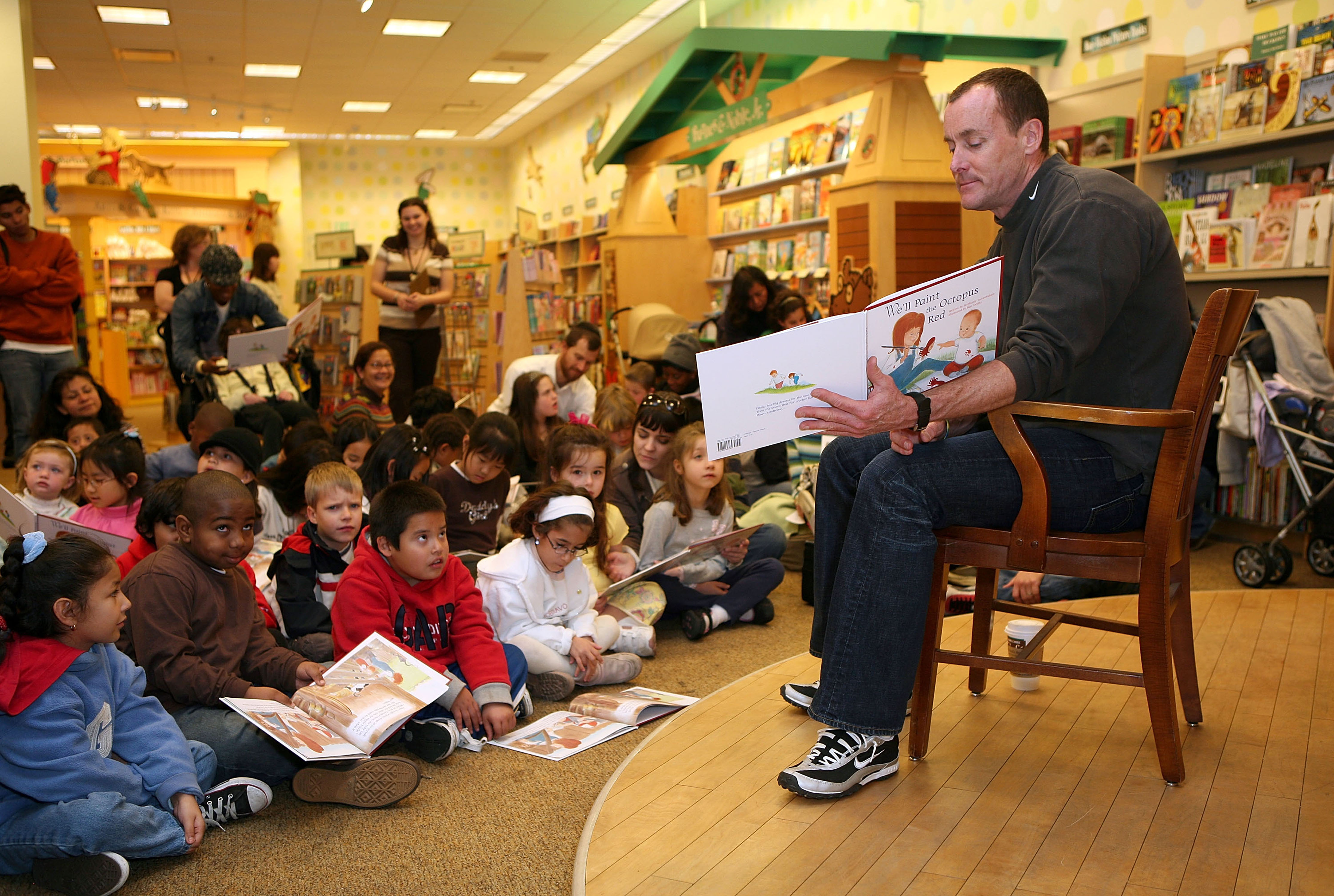The actor in the story reading for children with Down Syndrome at Barnes Barnes & Noble in California in 2007 | Source: Getty images