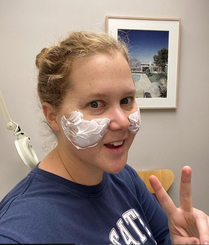 Amy Schumer seen in a post dated December 26, 2021 | Source: Instagram/drjlodnp
