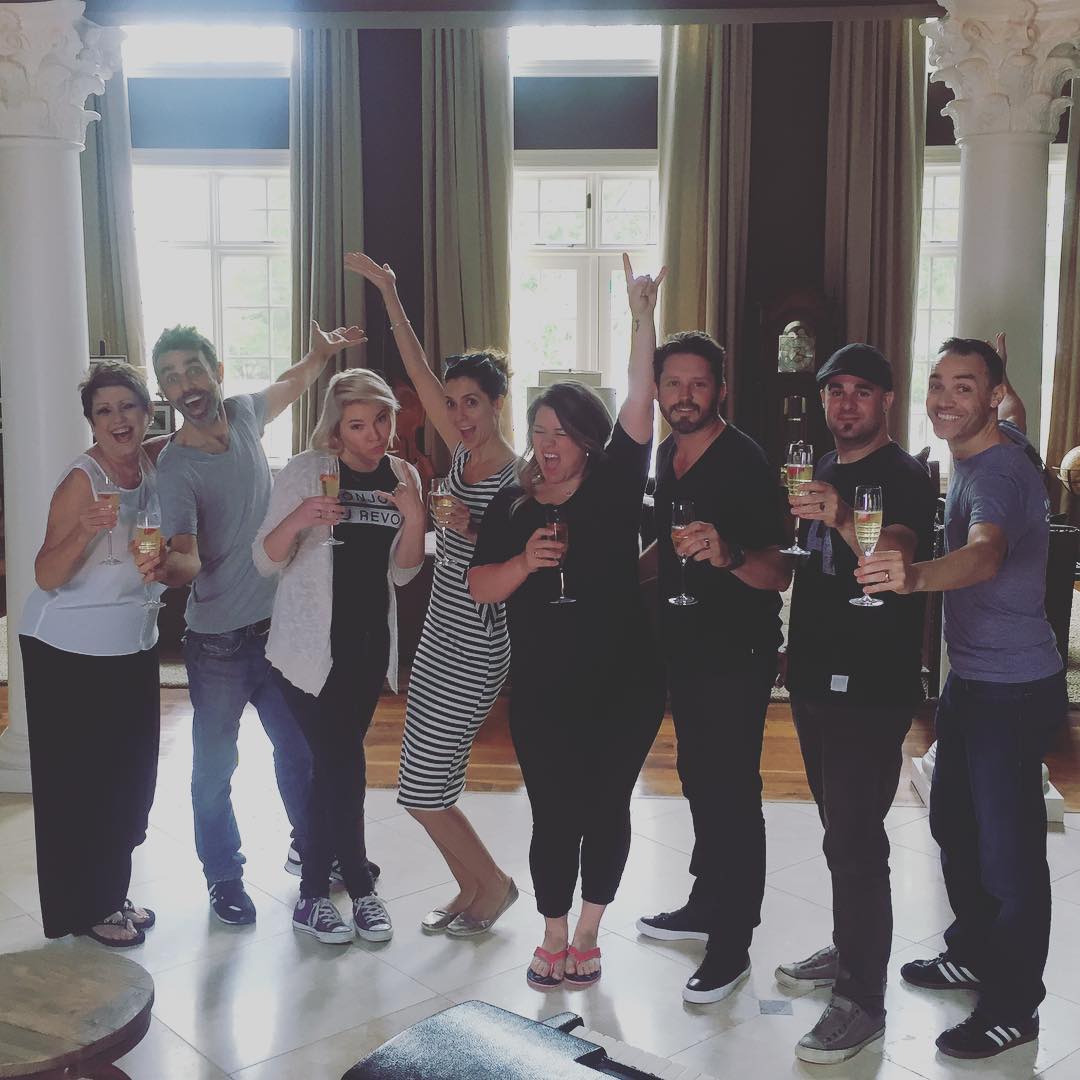 Kelly Clarkson and Brandon Blackstock with loved ones from a post dated June 24, 2016. | Source: Instagram/kellyclarkson