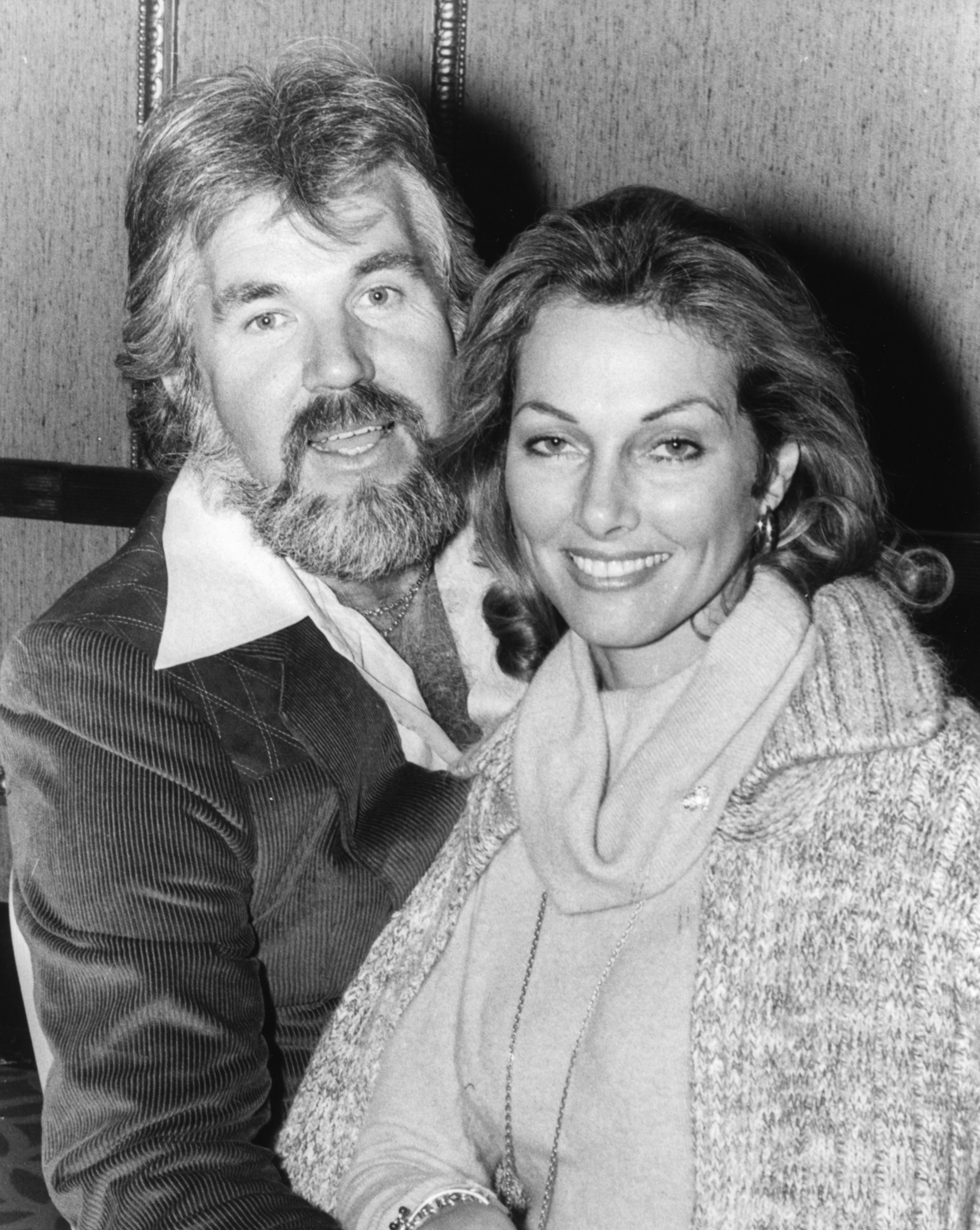 Kenny Rogers and Marianne Gordon in Britain on November 7, 1977 | Source: Getty Images