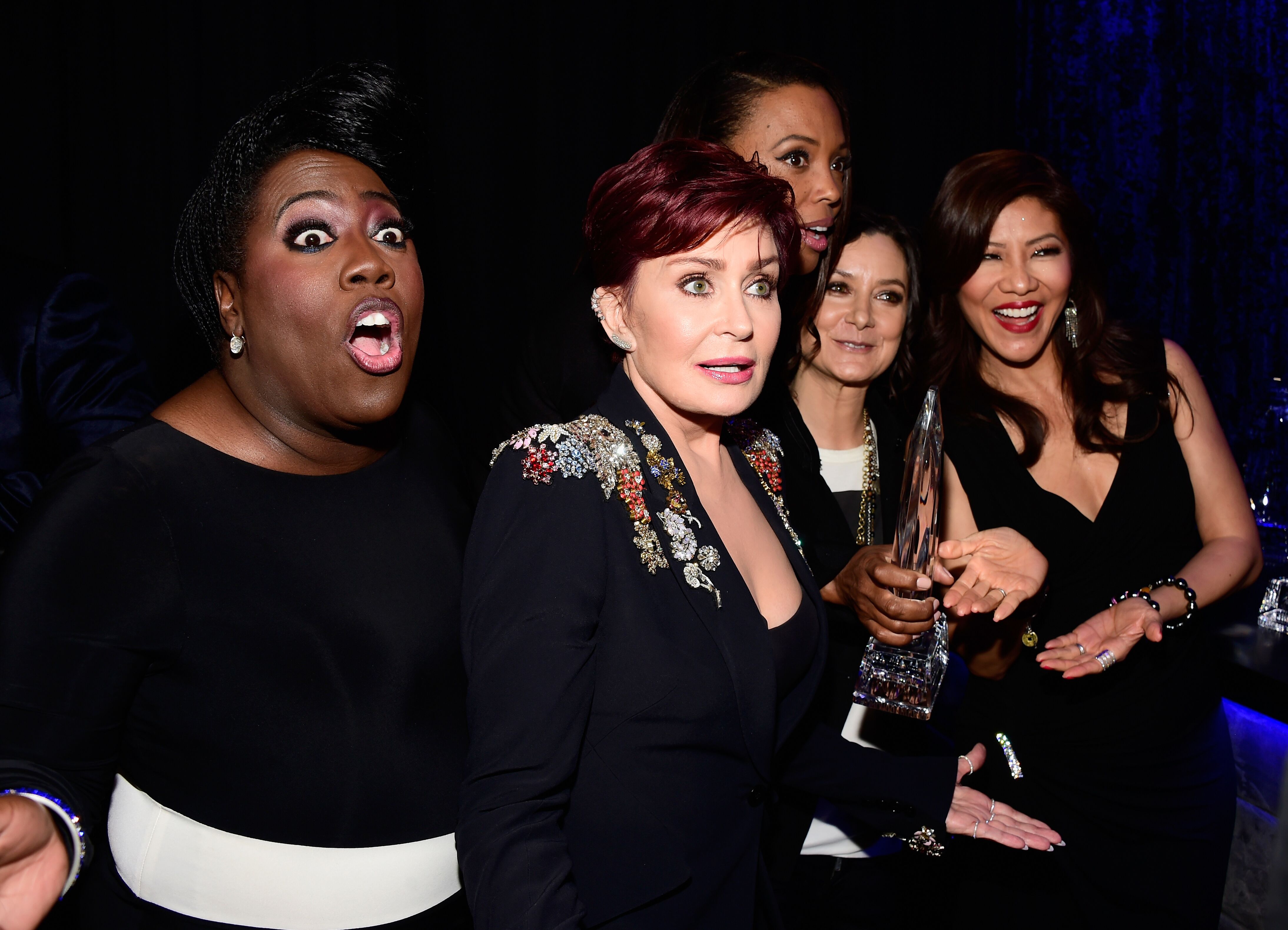 Sheryl Underwood, Sharon Osbourne, Aisha Tyler, Sara Gilbert and Julie Chen with the award for Favorite Daytime TV Hosting Team at the People's Choice Awards 2016 | Source: Getty Images