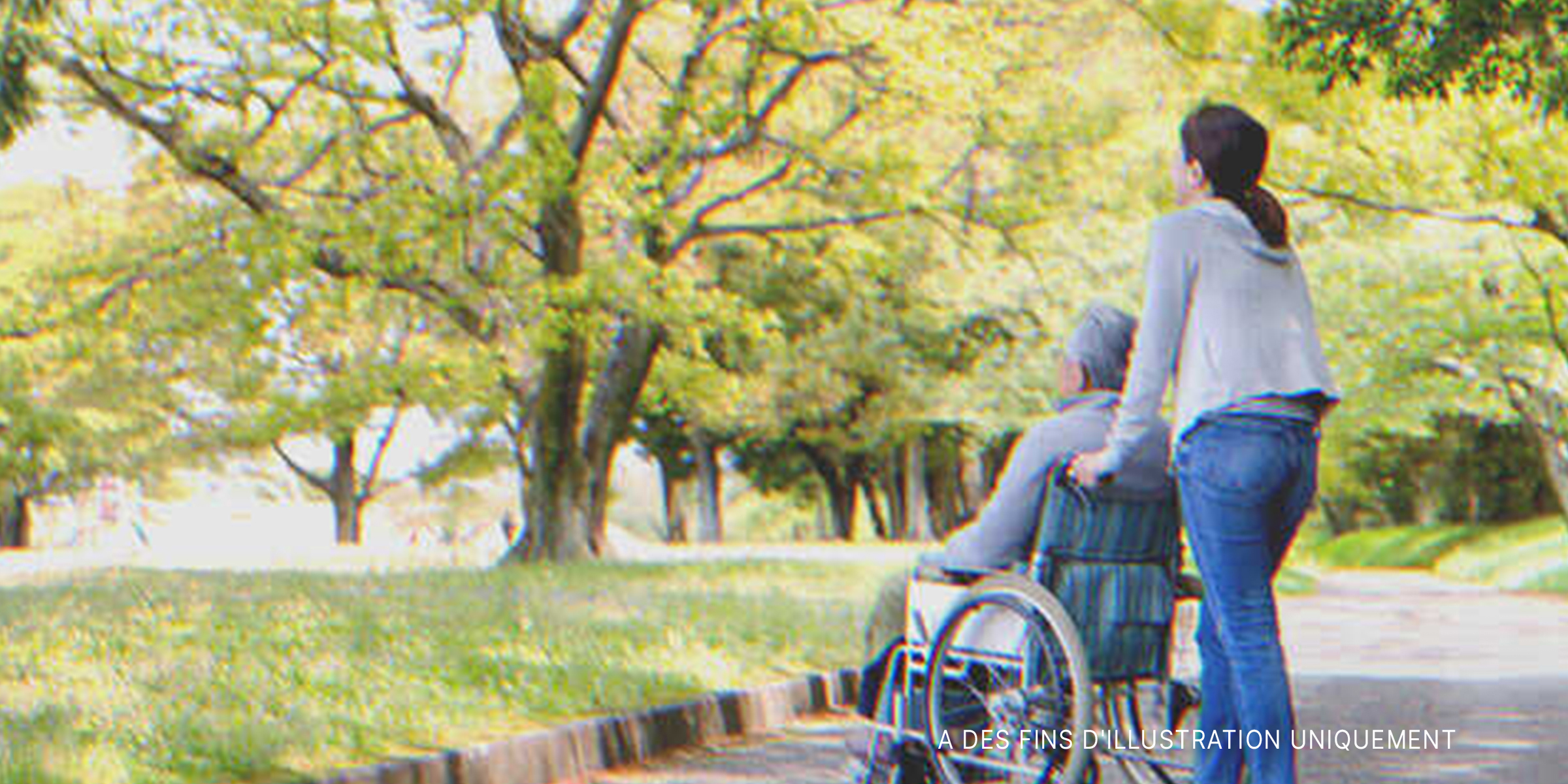 Une femme et une personne âgée assise dans un fauteuil roulant | Source : Shutterstock