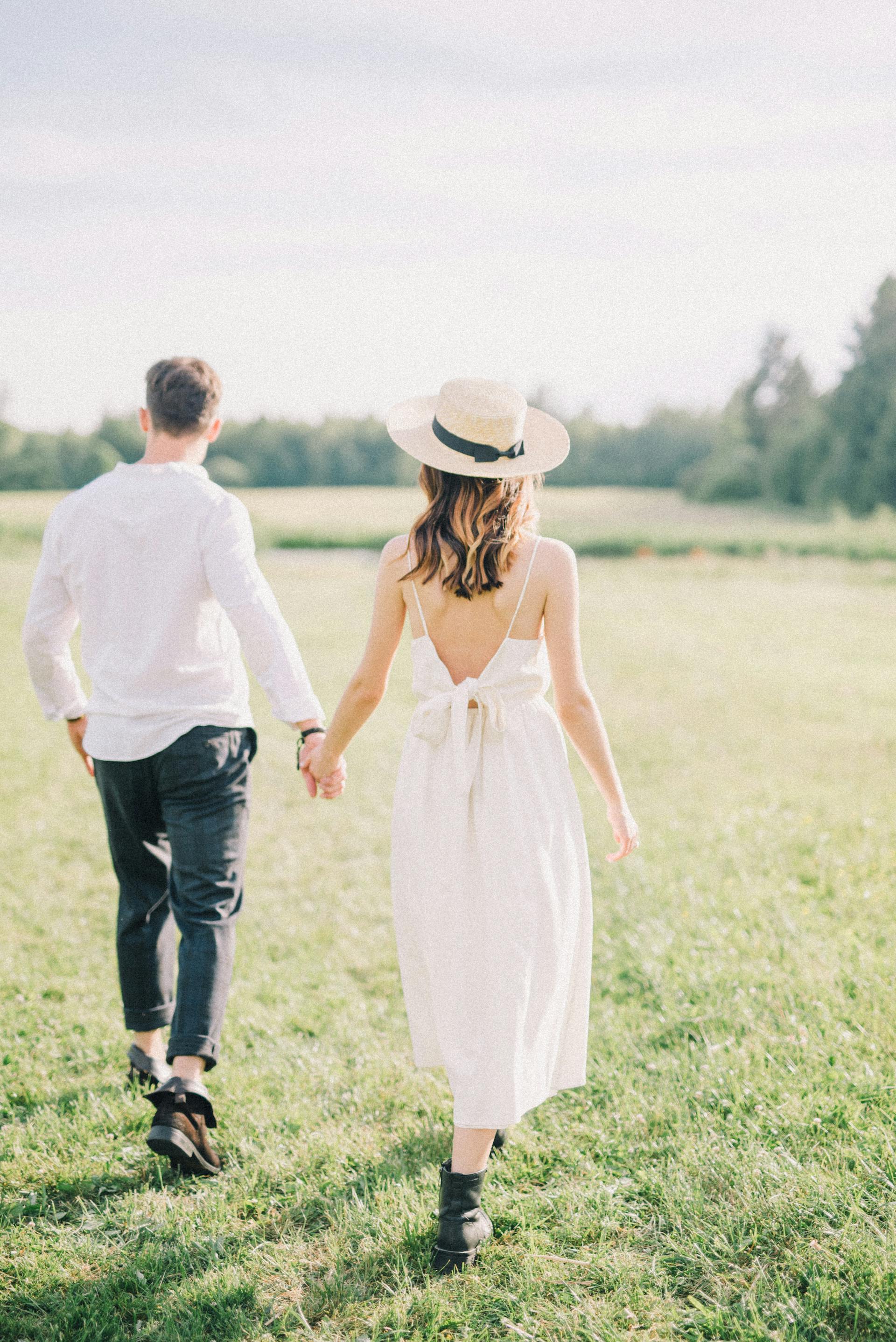 A couple holding hands | Source: Pexels