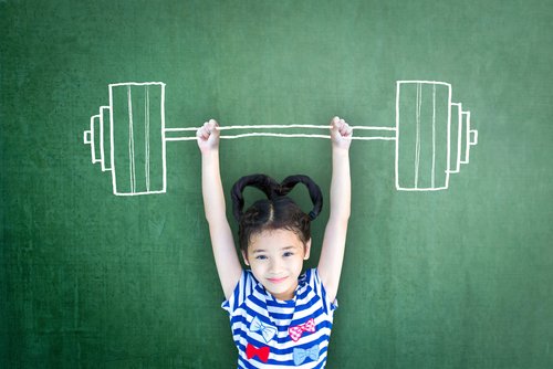Niña "sujetando" el dibujo de una pesa. | Foto: Shutterstock