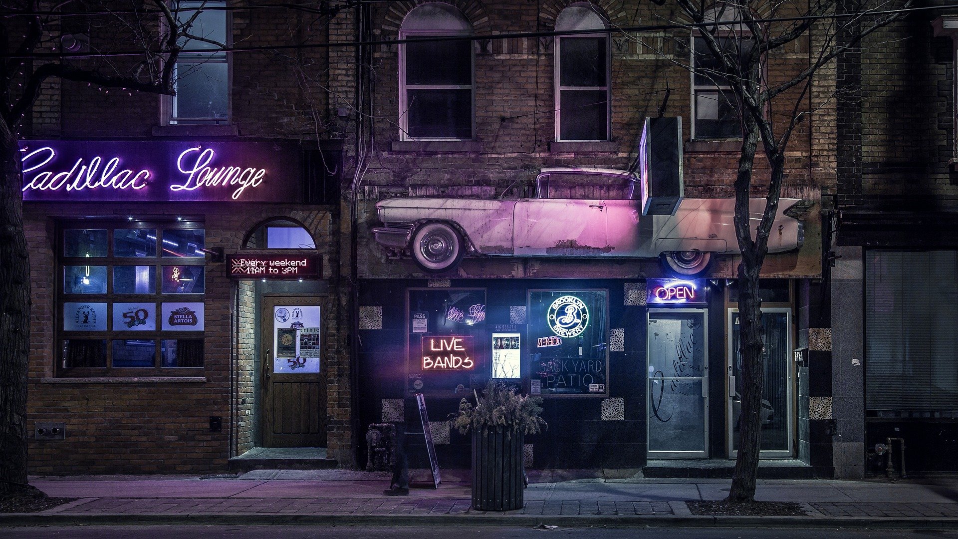 Street view of a popular lounge bar. | Source: Pixabay.